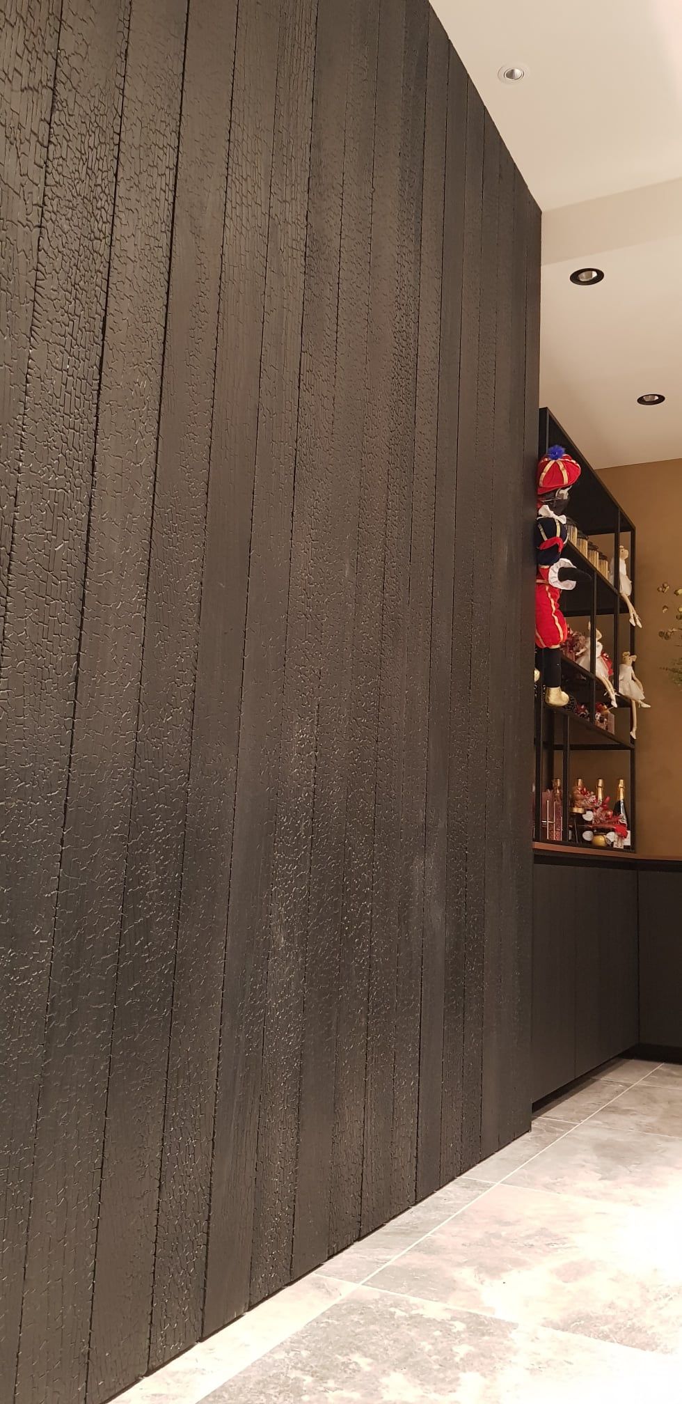 Referenz: Chocolaterie Dossche Interieur aus gebranntem Accoya-Holz, De Pinte, Belgien | Chocolaterie Dossche Interieur aus gebranntem Accoya-Holz | De Pinte | Belgien | Medium | Nichts | Rubio Monocoat Sealer