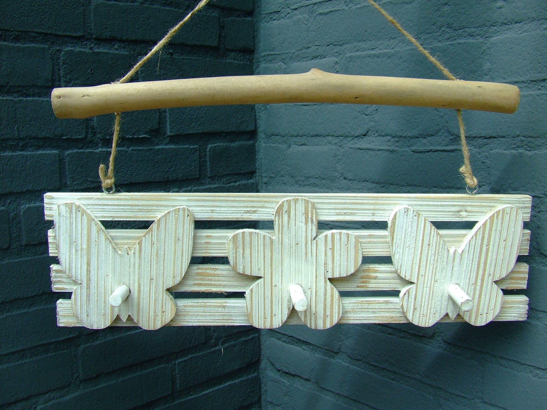unieke kapstok, unieke decoratie, hout, kapstok van hout, schattig, bloem, vlinder, wit, shabby look