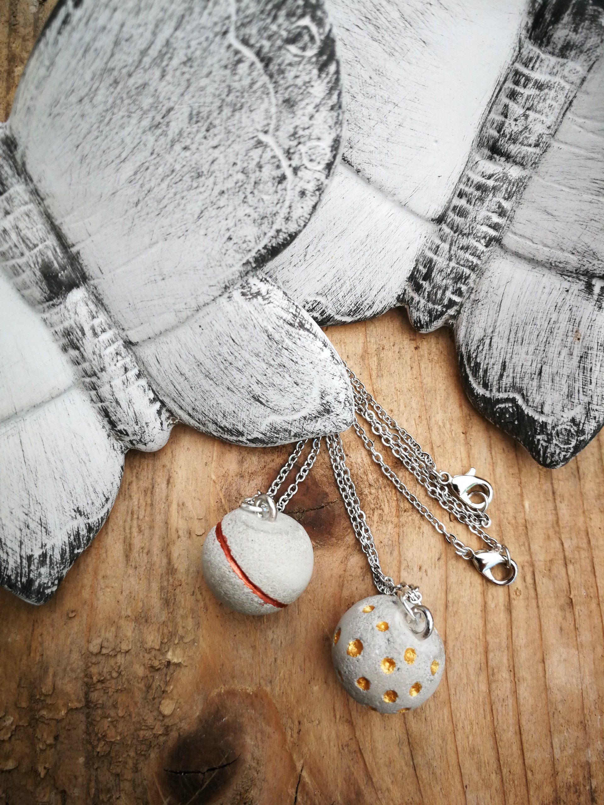 uniek sieraden, ketting van beton, handgemaakt, cadeautje voor kerst, bal, geometrisch, betonsieraden