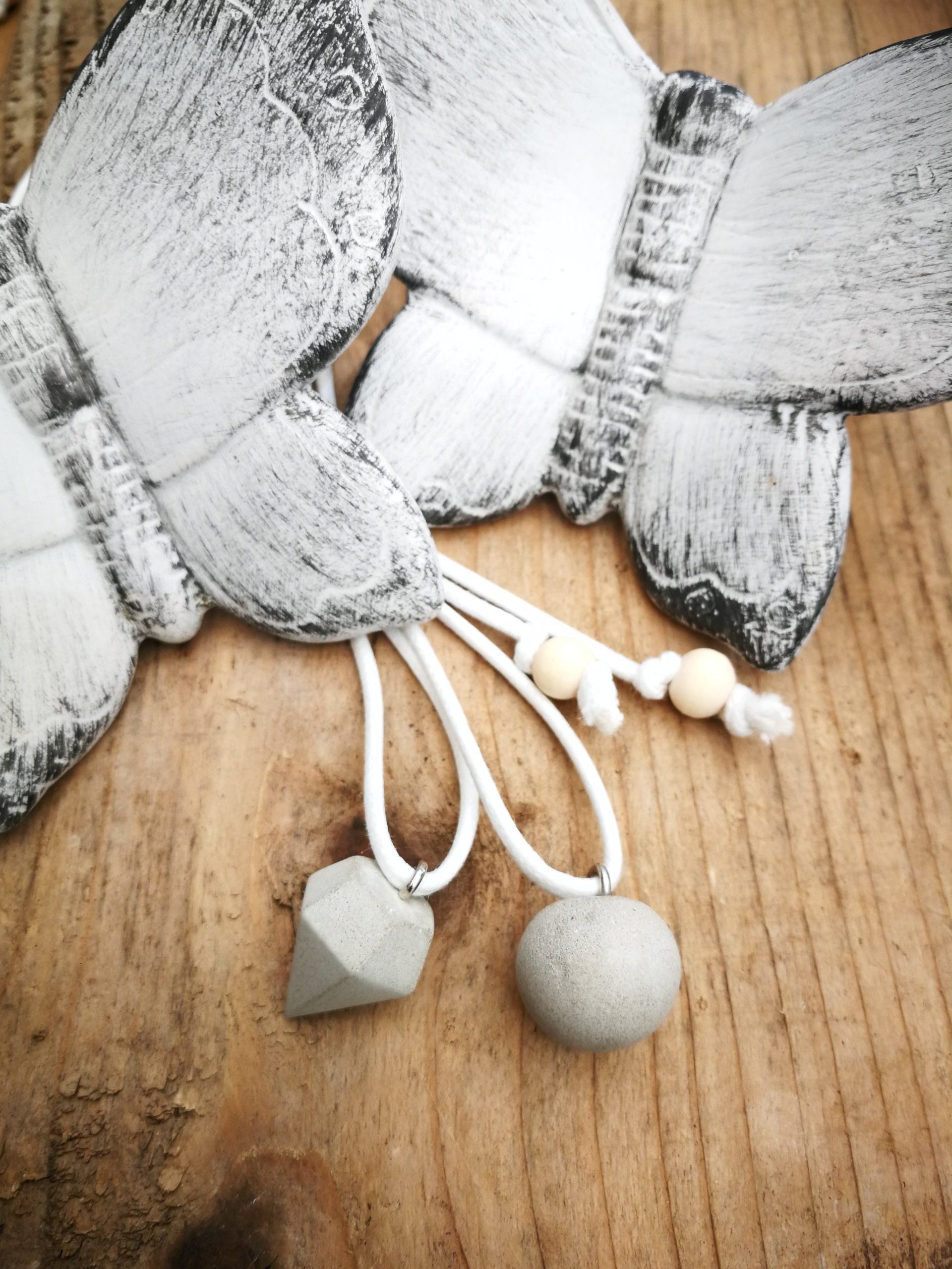 uniek sieraden, handgemaakt, ketting van beton, cadeautje voor kerst, geometrisch, bal