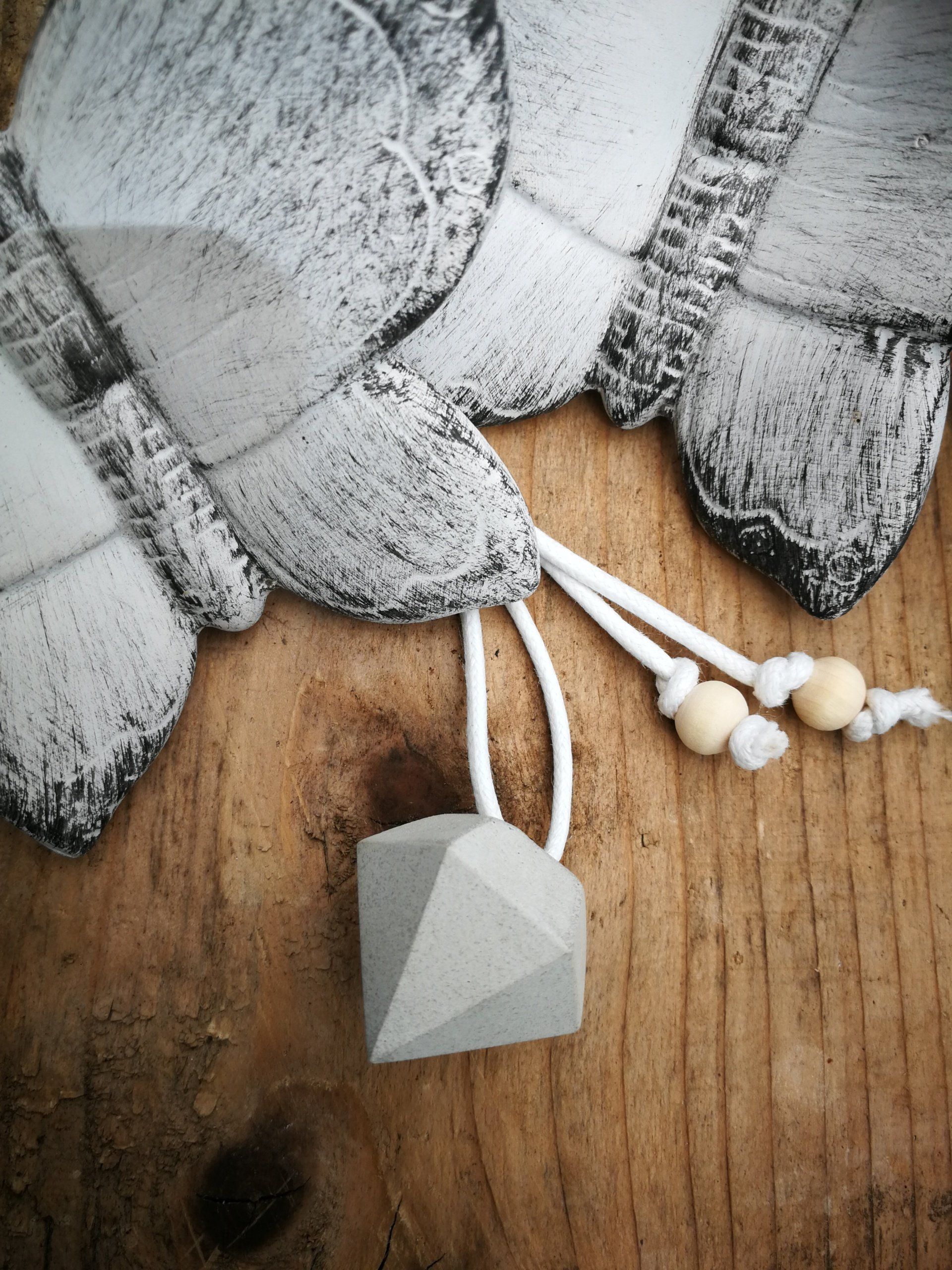 uniek sieraden, cadeautje voor kerst,  sober, handgemaakt, ketting van beton, diamant
