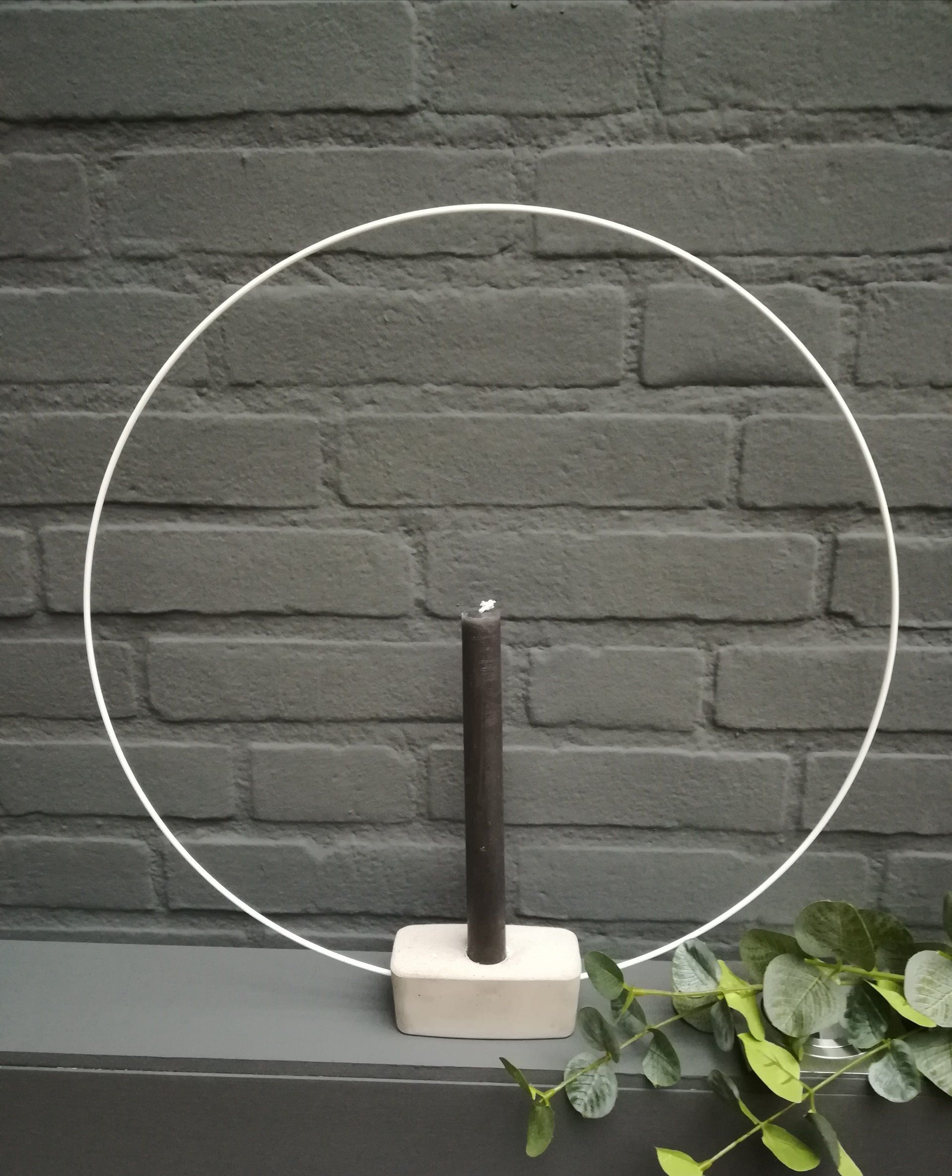 unieke decoratie, decoratie van beton,decoratie van beton en metaal, beton zwart, beton wit, cementdecoratie, cement, ring van metaal, handgemaakte unieke betondecoratie, handgemaakt, kaarsenstandaard, kaarsenstandaard van beton