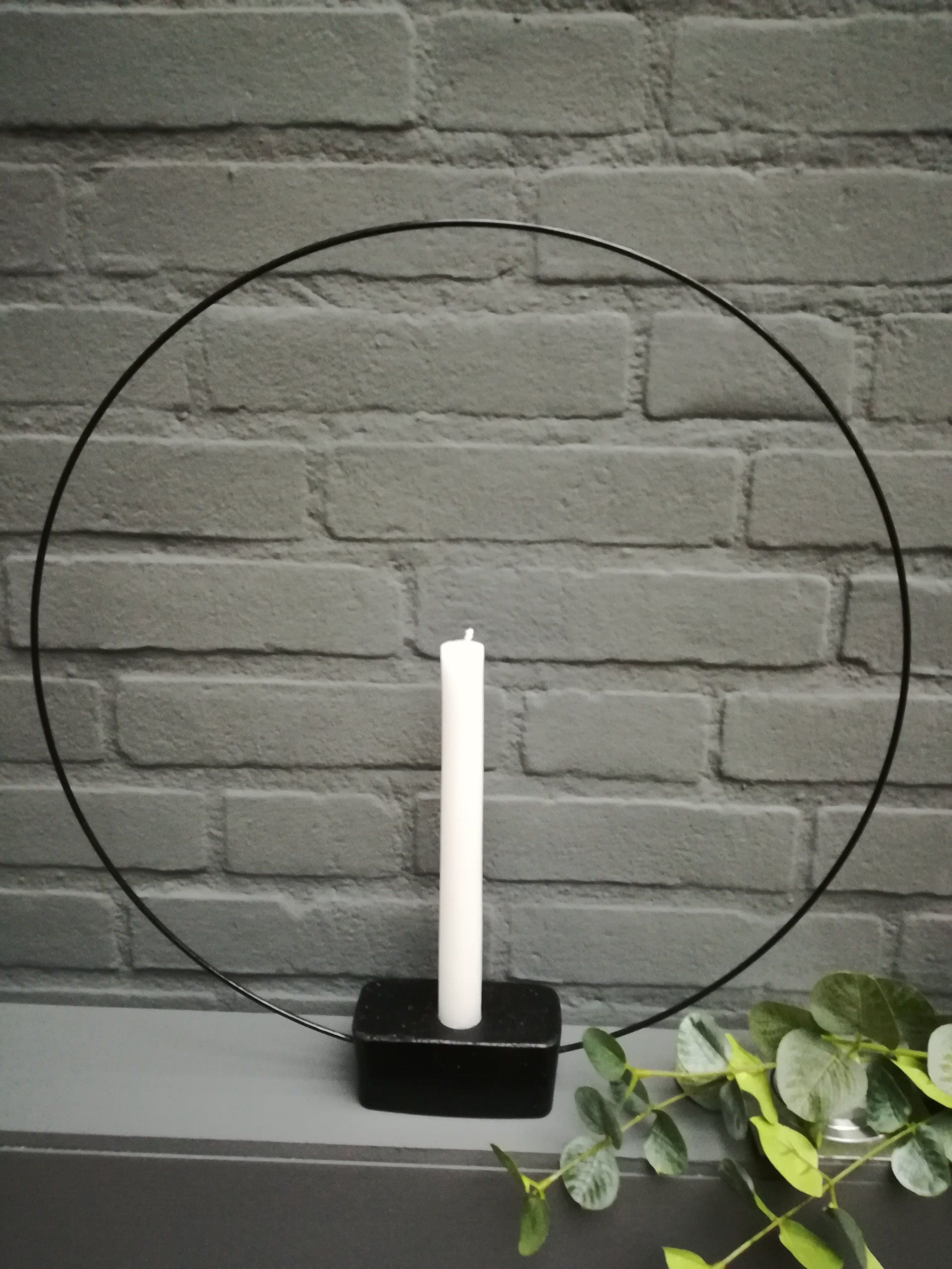 unieke decoratie, decoratie van beton,decoratie van beton en metaal, beton zwart, beton wit, cementdecoratie, cement, ring van metaal, handgemaakte unieke betondecoratie, handgemaakt, kaarsenstandaard, kaarsenstandaard van beton