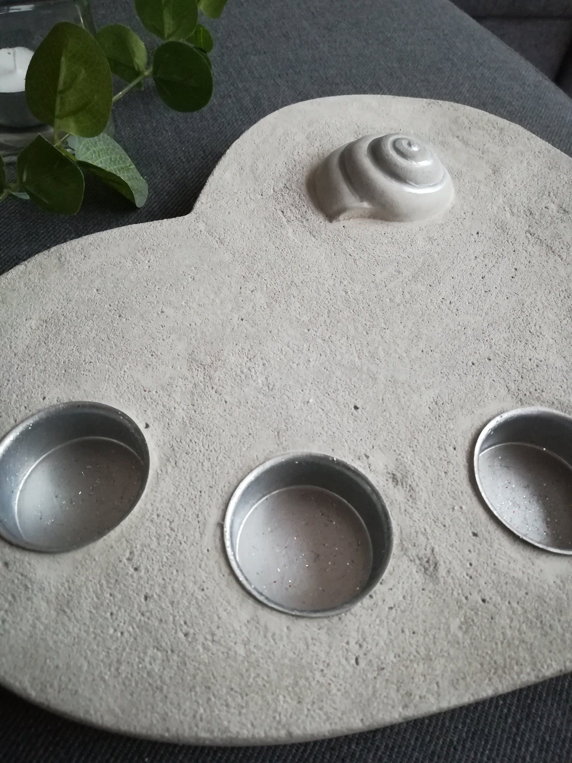 unieke decoratie, decoratie van beton,decoratie van beton en metaal, beton zilver, cementdecoratie, cement, metaal en cement, handgemaakte unieke betondecoratie, handgemaakt, waxinelichtje van beton, theelichthouder van beton, theelichthouder van cement