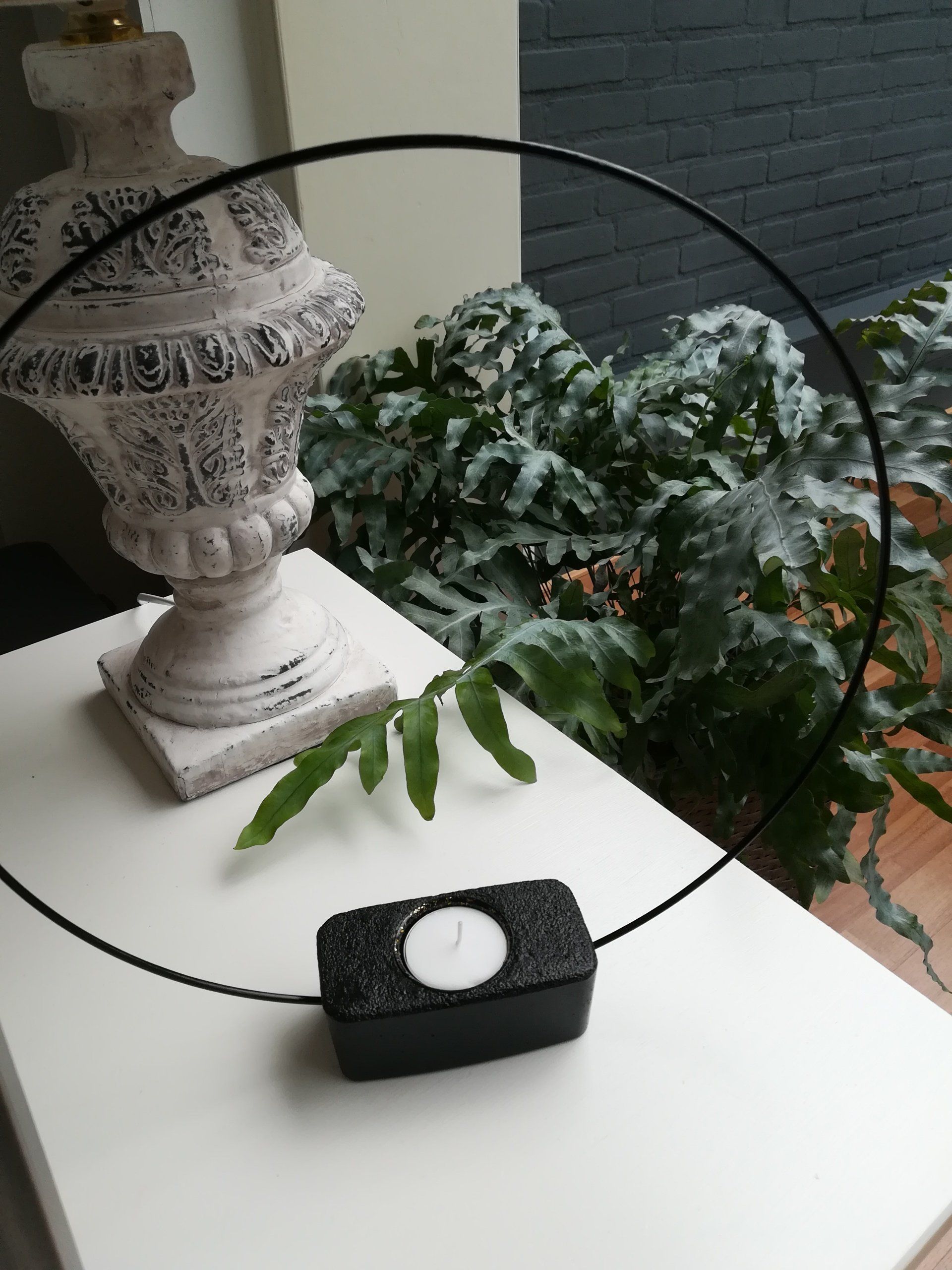 unieke decoratie, decoratie van beton,decoratie van beton en metaal, beton zwart, beton wit, cementdecoratie, cement, ring van metaal, handgemaakte unieke betondecoratie, handgemaakt, kaarsenstandaard, kaarsenstandaard van beton