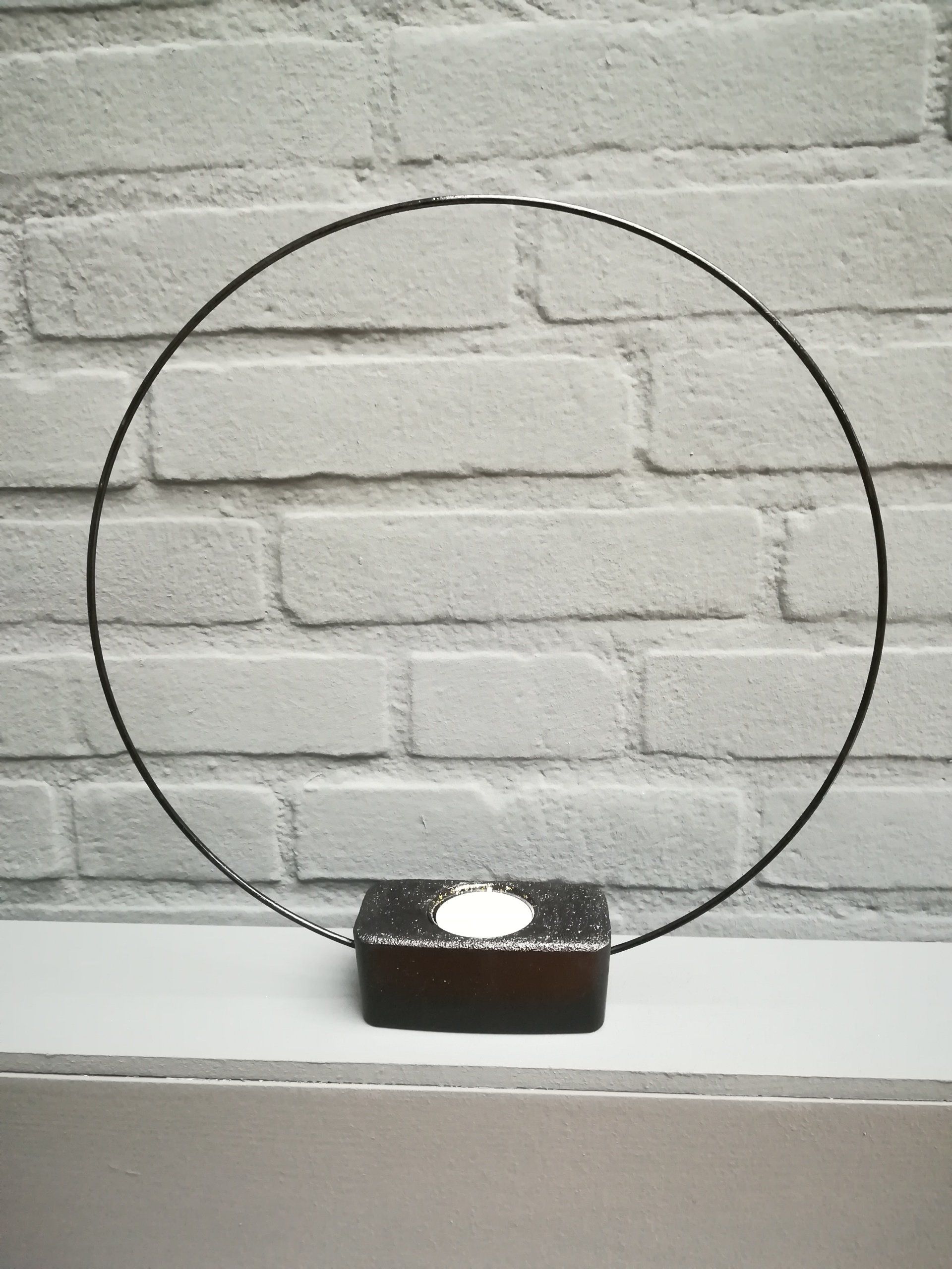 unieke decoratie, decoratie van beton,decoratie van beton en metaal, beton zwart, beton wit, cementdecoratie, cement, ring van metaal, handgemaakte unieke betondecoratie, handgemaakt, kaarsenstandaard, kaarsenstandaard van beton