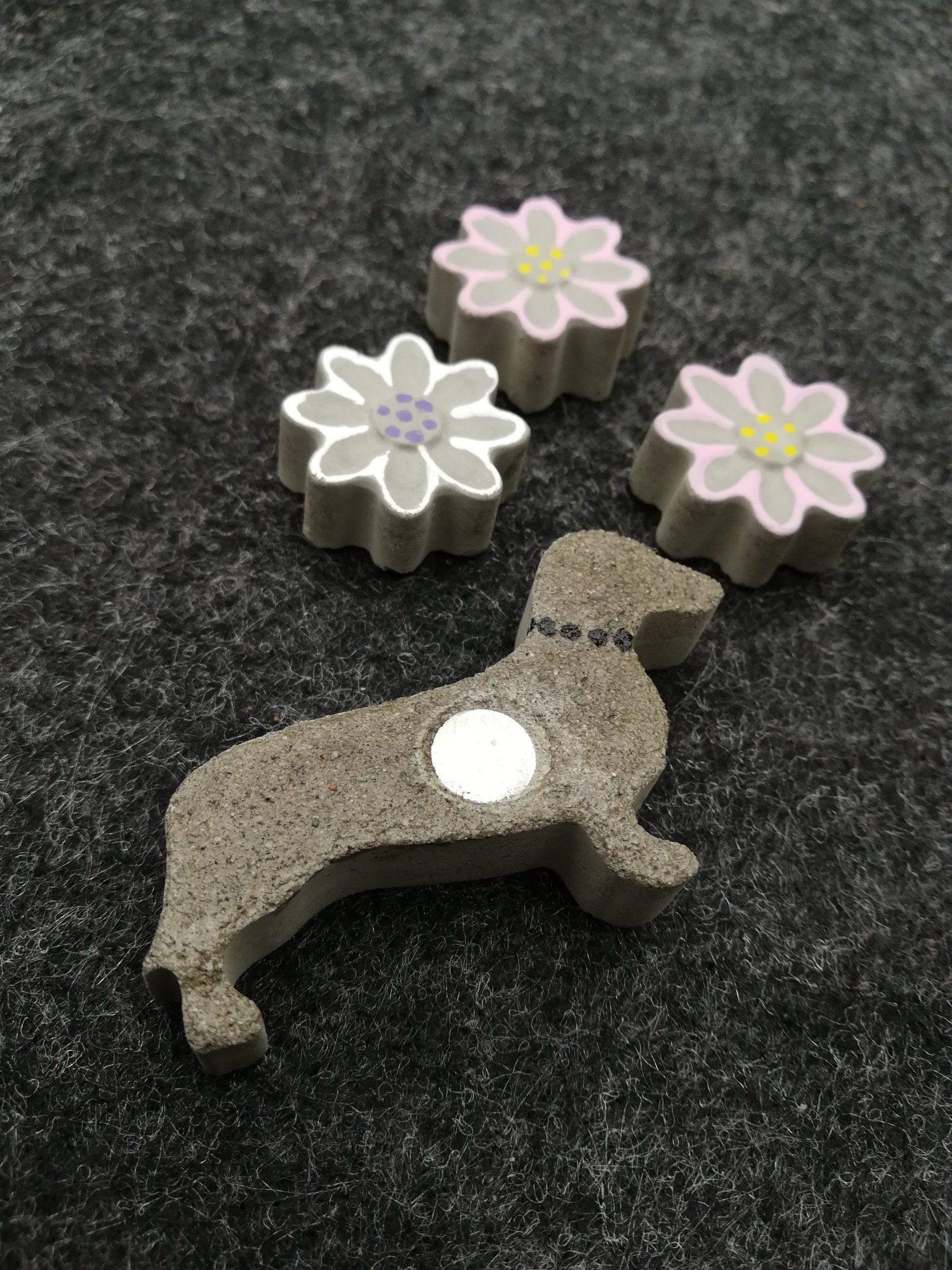 Betonmagneet, Teckel van beton, uniek cadeuatje teckel, teckel van cement, cementmagneet, handgemaakt, handgemaakt teckel, handgemaakt teckel van beton, handgemaakt teckel van cement