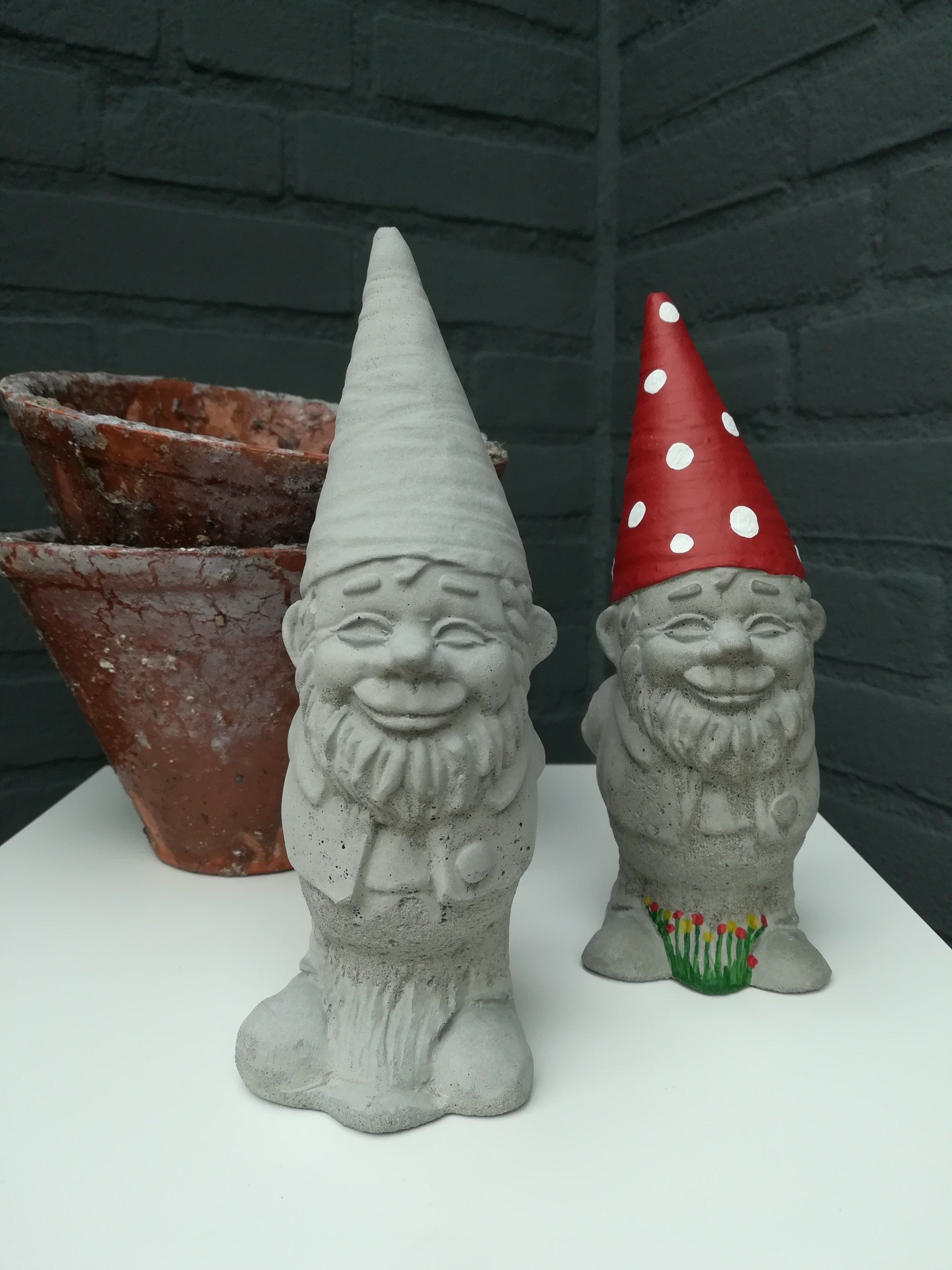 unieke tuindecoratie van cement, tuinkabouter van cement, tuinbaouter van beton, unieke tuinkabouter, handgemaakte tuinkabouter, betonnen tuindeco, unieke betondeco, unieke kabouter van beton