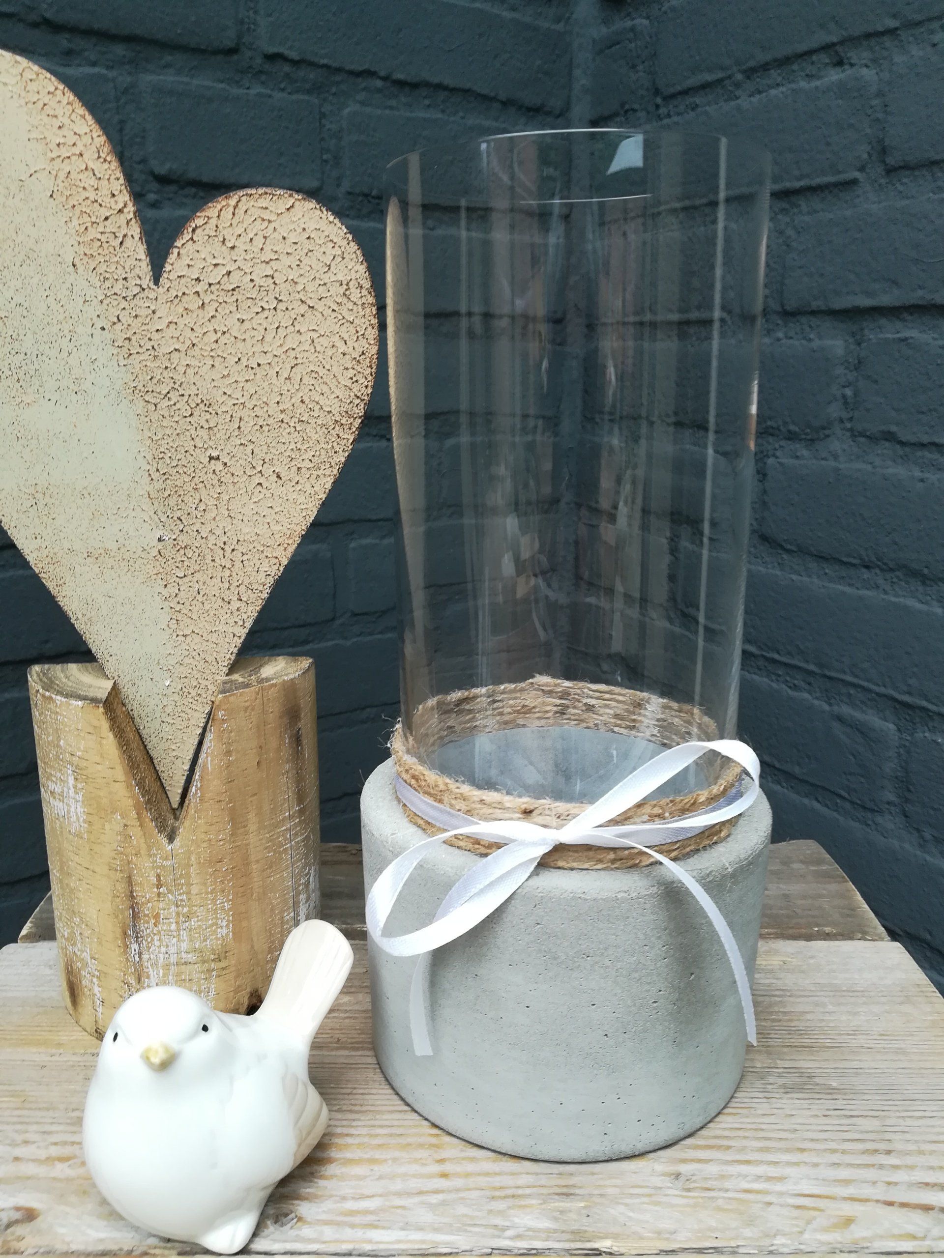 uniek glazen vaas, uniek betondecoratie, uniek cementdecoratie, handgemaakte unieke deco, handgemaakte unieke cementdeco, betonnene sokkel mit glas, betonnen sokkel mit glazen vaas, iets anders glazen vaas, iets anders cementdeco, iets anders betondeco, iets anders betonnen decoratie, niets anders cement decoratie, iets anders handgemaakt