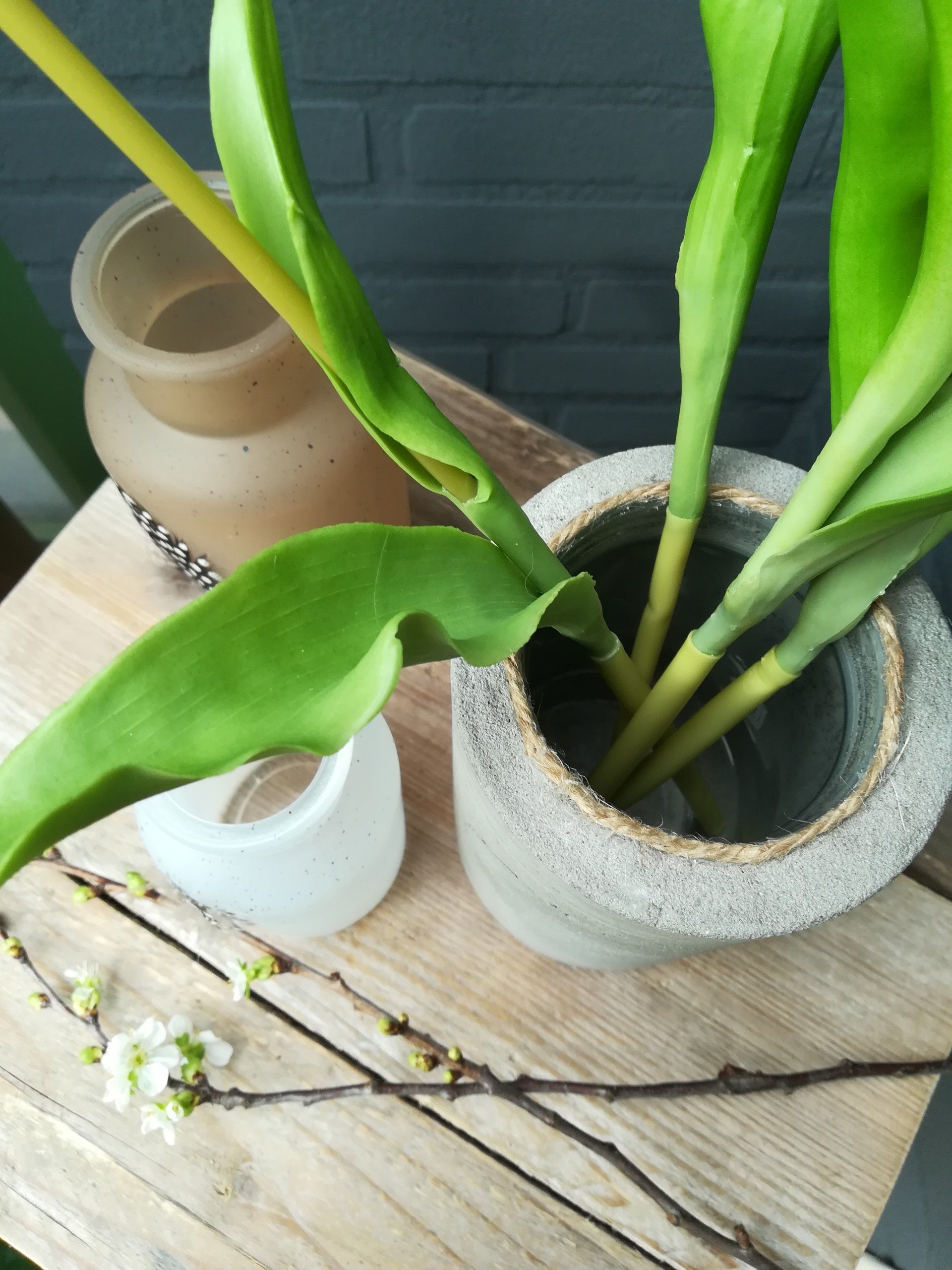 uniek glazen vaas, uniek betondecoratie, uniek cementdecoratie, handgemaakte unieke deco, handgemaakte unieke cementdeco, betonnene sokkel mit glas, betonnen sokkel mit glazen vaas, iets anders glazen vaas, iets anders cementdeco, iets anders betondeco, iets anders betonnen decoratie, niets anders cement decoratie, iets anders handgemaakt