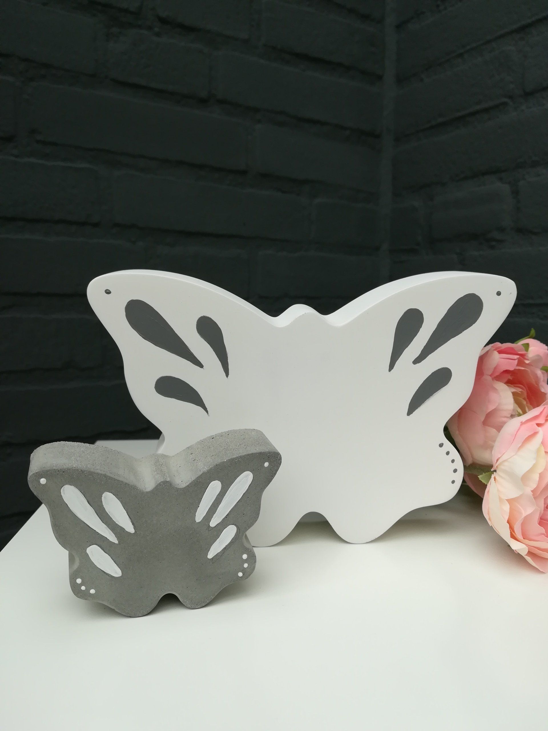 wit gietpoeder, unieke vlinders, handgemaakte vlinders, handgemaakte vlinders van beton, handgemaakte vlinders van raysin, raysin en beton, lentedecoratie, unieke lentedeco, unieke lentedecoratie, lentecadautje, vlinders uniek handgeschildert, uniek betonnen vlinder, uniek raysin vlinders