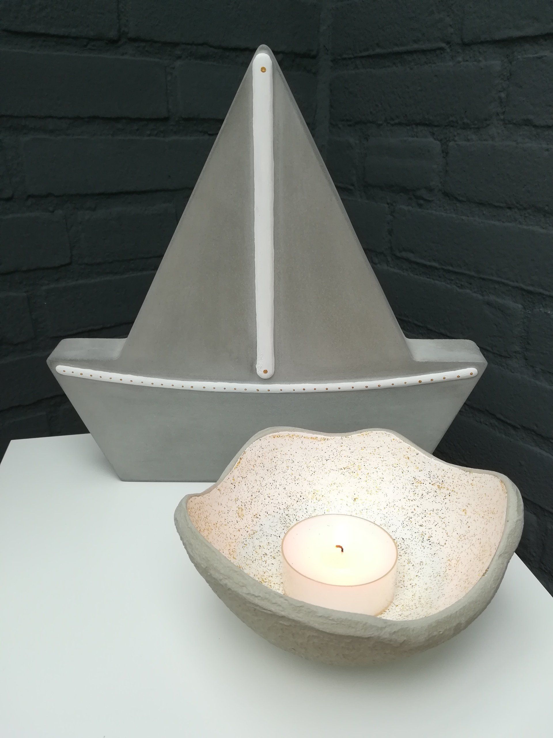 Betonnen kom met glitter, unieke betonnen kom, unieke kom van cement, handgemaakte waxinelicht kom, handgemaakte theelichthouder kom, schaal van beton, schaal van cement, unieke schaal, uniek en handgemaakte schaal, schaal voor waxinelicht buiten, schaal voor waxinelicht binnen, schaal voor waxinelicht uniek, schaal theelicht uniek