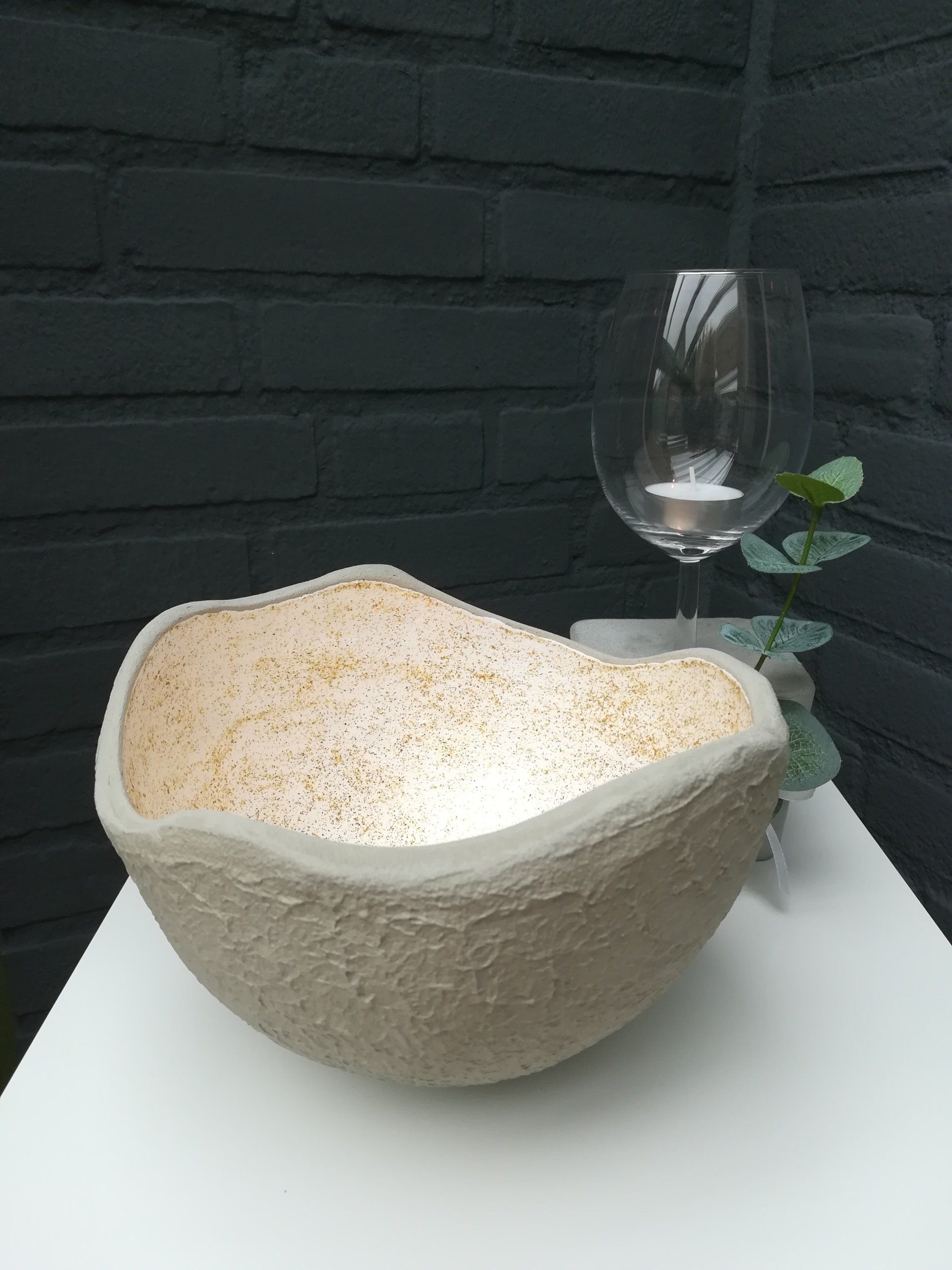 Betonnen kom met glitter, unieke betonnen kom, unieke kom van cement, handgemaakte waxinelicht kom, handgemaakte theelichthouder kom, schaal van beton, schaal van cement, unieke schaal, uniek en handgemaakte schaal, schaal voor waxinelicht buiten, schaal voor waxinelicht binnen, schaal voor waxinelicht uniek, schaal theelicht uniek