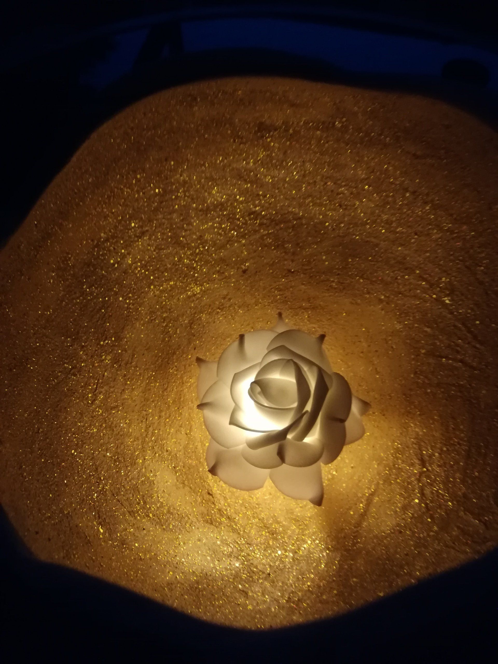 Betonnen kom met glitter, unieke betonnen kom, unieke kom van cement, handgemaakte waxinelicht kom, handgemaakte theelichthouder kom, schaal van beton, schaal van cement, unieke schaal, uniek en handgemaakte schaal, schaal voor waxinelicht buiten, schaal voor waxinelicht binnen, schaal voor waxinelicht uniek, schaal theelicht uniek