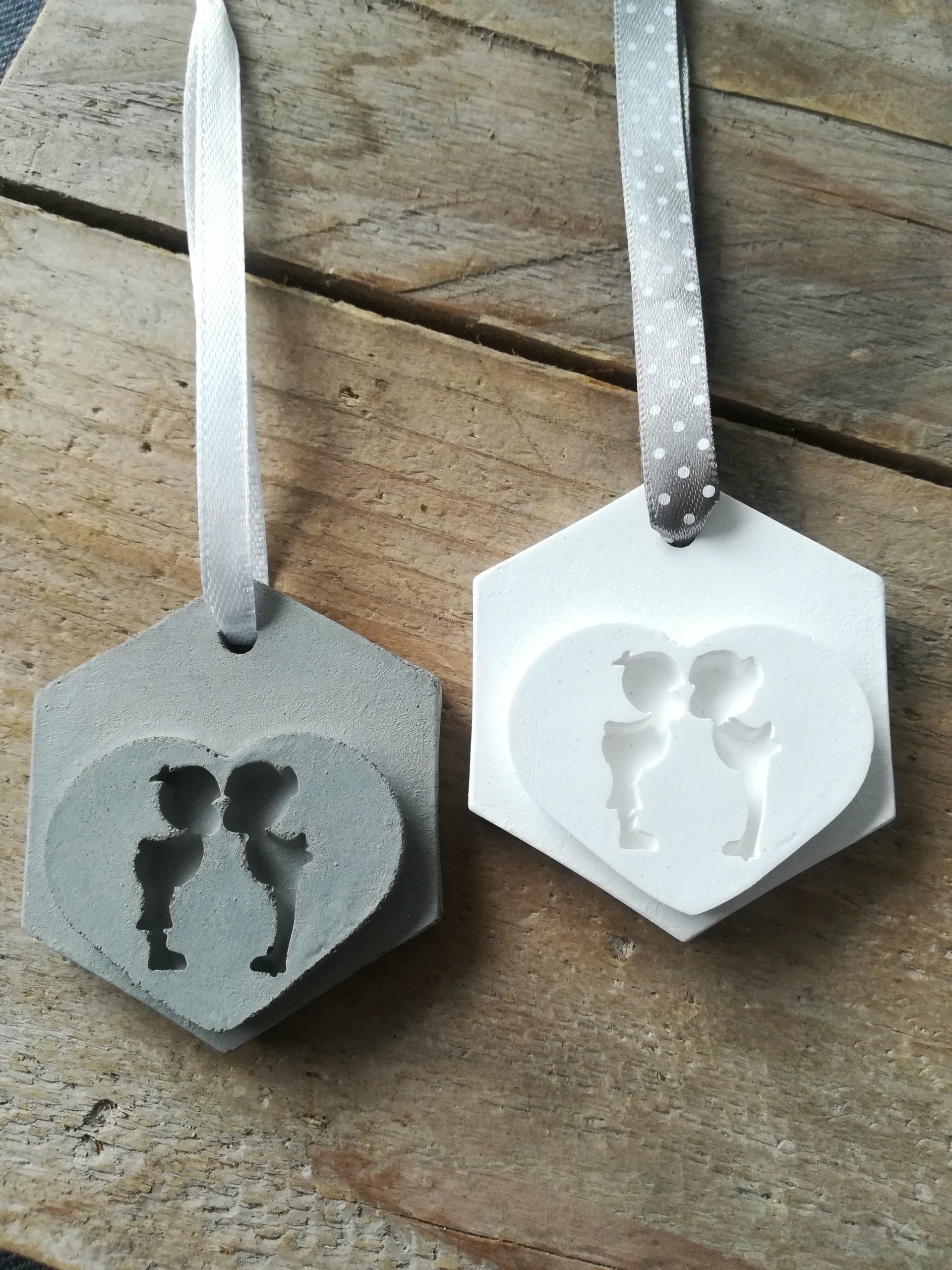 uniek bordje van beton, uniek bordje van raysin, cadeautjes, gastgeschenk bruiloft, wedding gift, uniek gastgeschenk bruiloft, handgemaakt gastgeschenk bruiloft, uniek bordje hart, uniek bordje zoen, bordje beton zoen, bruiloft zoen, gastgeschenk van beton, gastgeschenk van cement, uniek cement geschenk