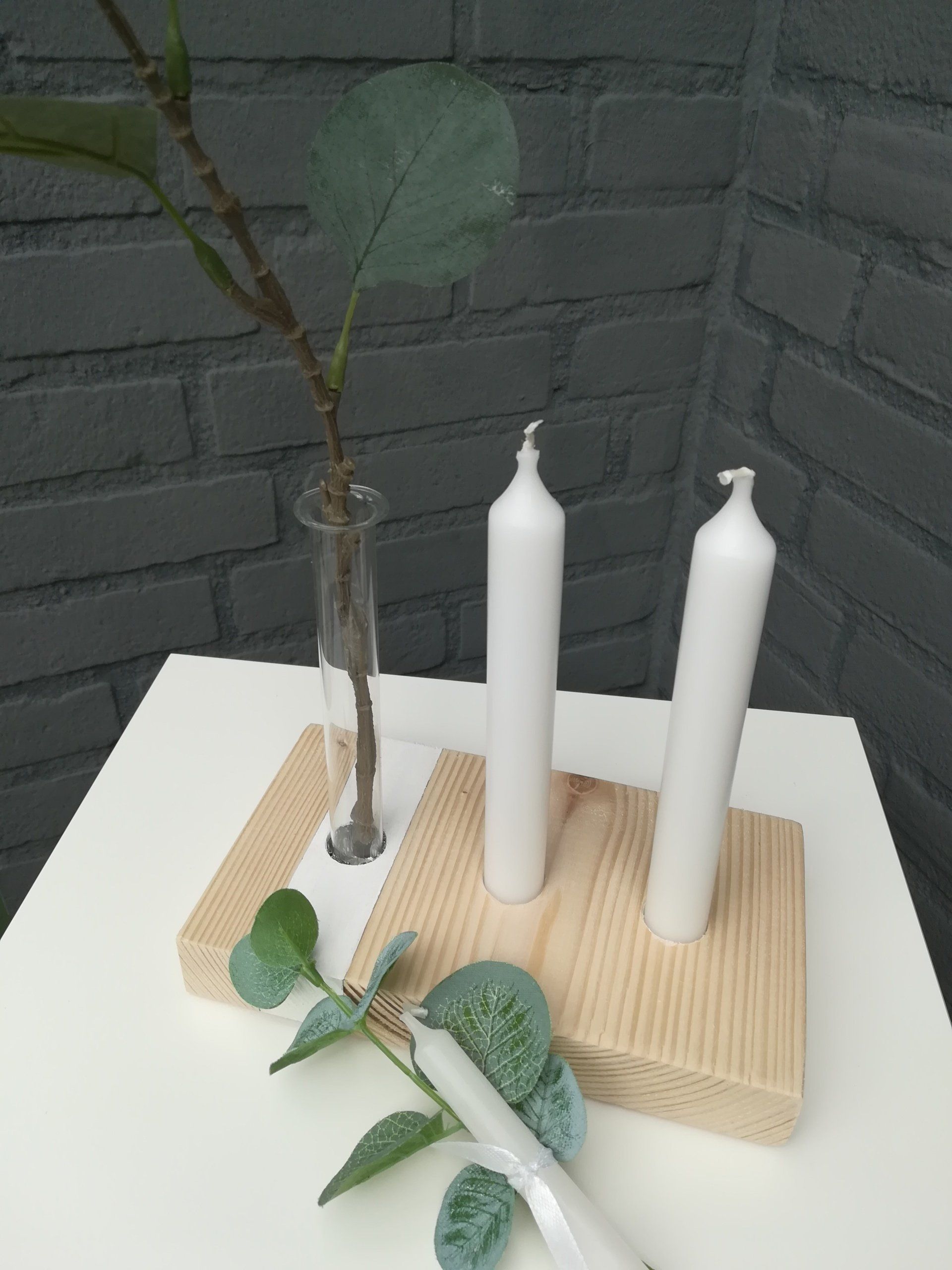 uniek kaarsenhouder van hout, dienblad kaarsenhouder hout, dienblad met  glazen vaas, uniek kaarsenstandaard van hout, kaarsenstandaard met glazen vaas, handgemaakt kaarsenstandaard van hout, handgemaakt kaarsenstandaard, iets anders geven, uniek spulletjes, herfst en winter deco, deco voor herfst, kaarsen deco, deco voor kaarsen, woonkamer deco, salontjes deco, deco voor salontjes, decoratie voor woonkamer, uniek deco woonkamer