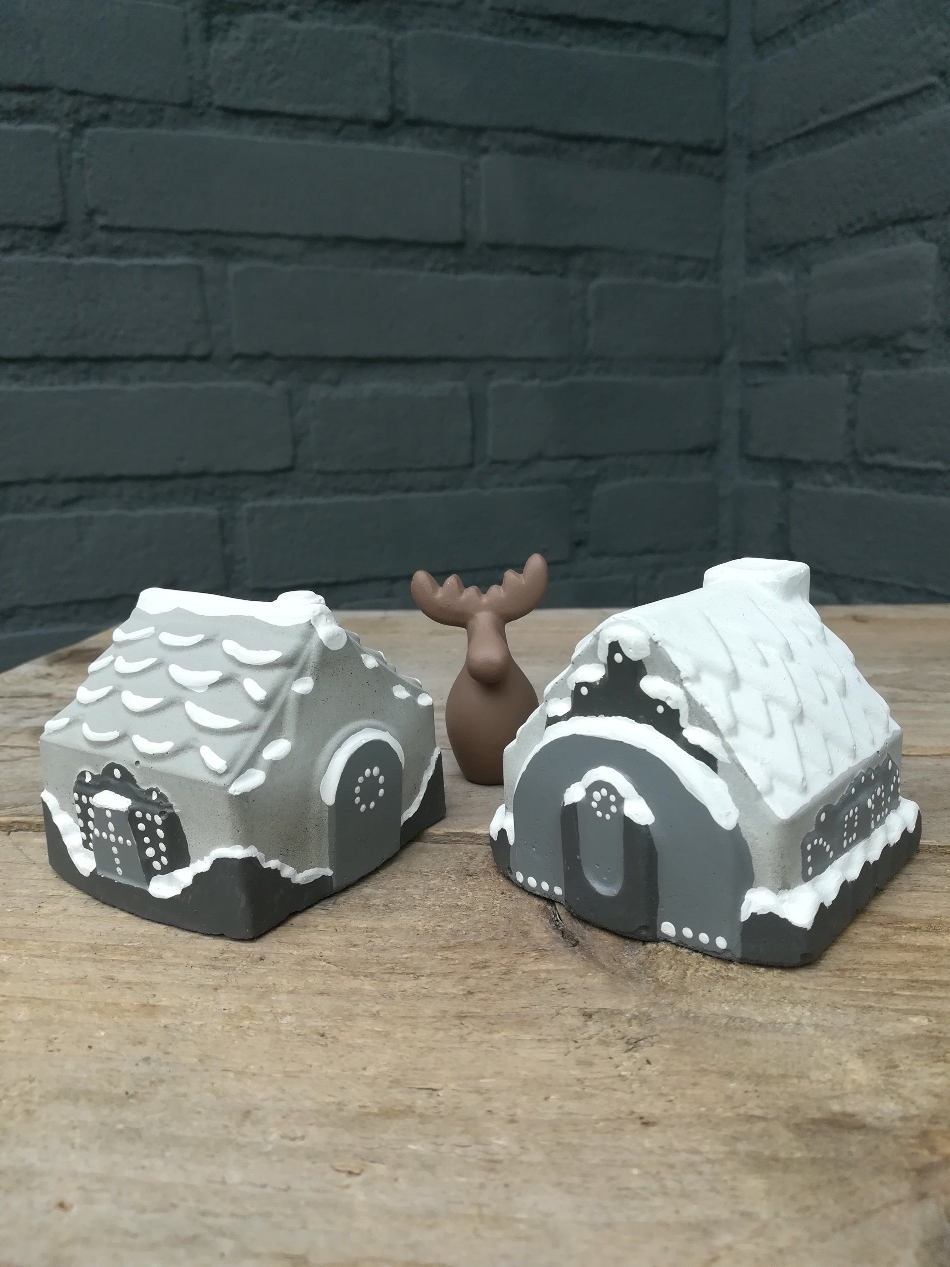 uniek huisje van beton, winterse uitstraling huis, uniek winterse huisje, uniek winterse huisje van beton, winterse huisje van beton, winterse huisje van cement, winter huis vanbeton ,winter huis van cement, huisje van cement, uniek cadeau, iets anders geven, winter huisjes, winter deco, deco vvor winter, kerst deco, winter en kerst deco, winter en kerst decoratie, uniek kerst deco, winter huis en kerstmis