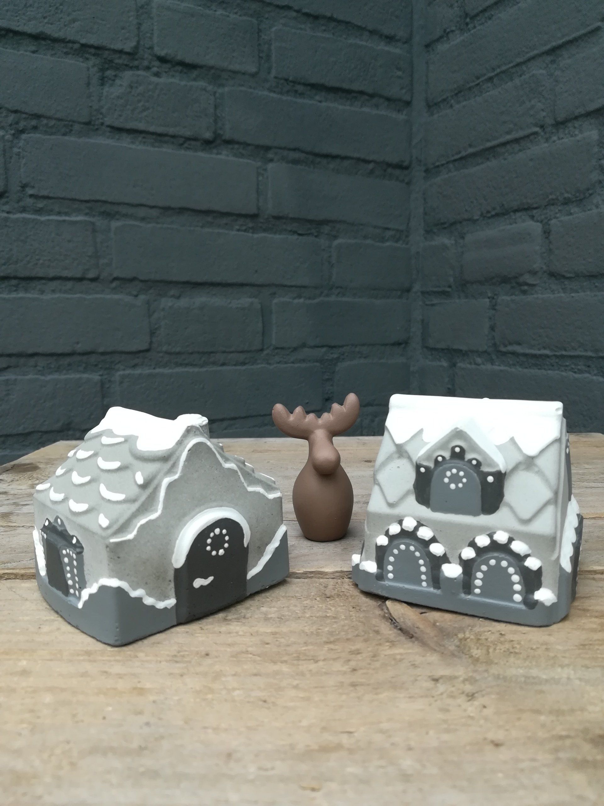 uniek huisje van beton, winterse uitstraling huis, uniek winterse huisje, uniek winterse huisje van beton, winterse huisje van beton, winterse huisje van cement, winter huis vanbeton ,winter huis van cement, huisje van cement, uniek cadeau, iets anders geven, winter huisjes, winter deco, deco vvor winter, kerst deco, winter en kerst deco, winter en kerst decoratie, uniek kerst deco, winter huis en kerstmis