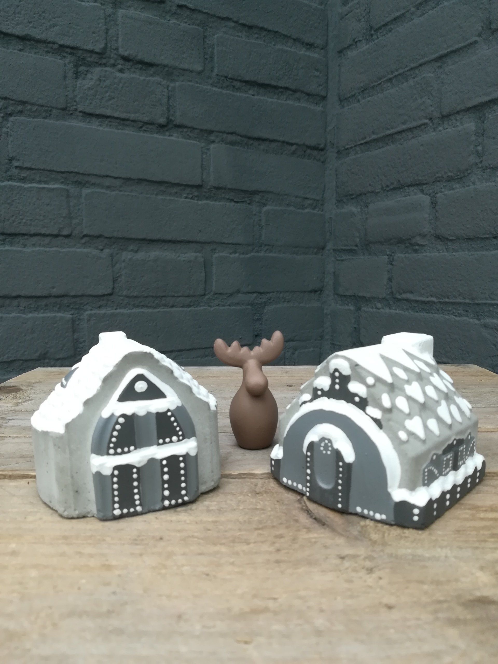 uniek huisje van beton, winterse uitstraling huis, uniek winterse huisje, uniek winterse huisje van beton, winterse huisje van beton, winterse huisje van cement, winter huis vanbeton ,winter huis van cement, huisje van cement, uniek cadeau, iets anders geven, winter huisjes, winter deco, deco vvor winter, kerst deco, winter en kerst deco, winter en kerst decoratie, uniek kerst deco, winter huis en kerstmis