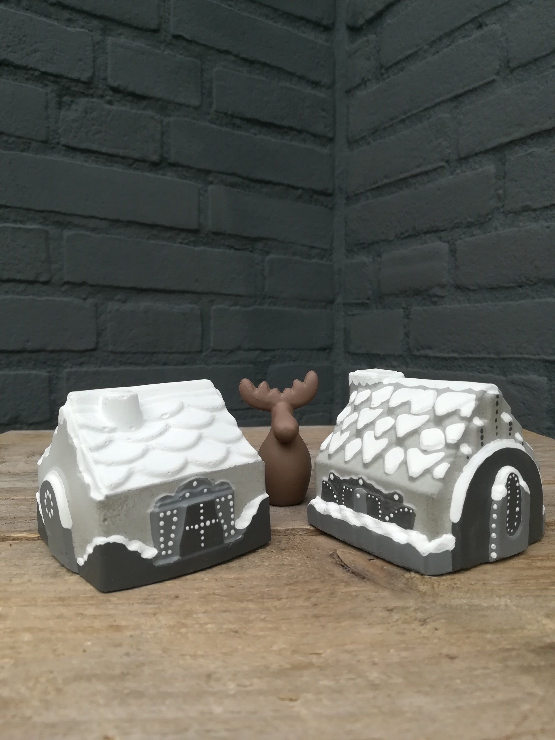 uniek huisje van beton, winterse uitstraling huis, uniek winterse huisje, uniek winterse huisje van beton, winterse huisje van beton, winterse huisje van cement, winter huis vanbeton ,winter huis van cement, huisje van cement, uniek cadeau, iets anders geven, winter huisjes, winter deco, deco vvor winter, kerst deco, winter en kerst deco, winter en kerst decoratie, uniek kerst deco, winter huis en kerstmis