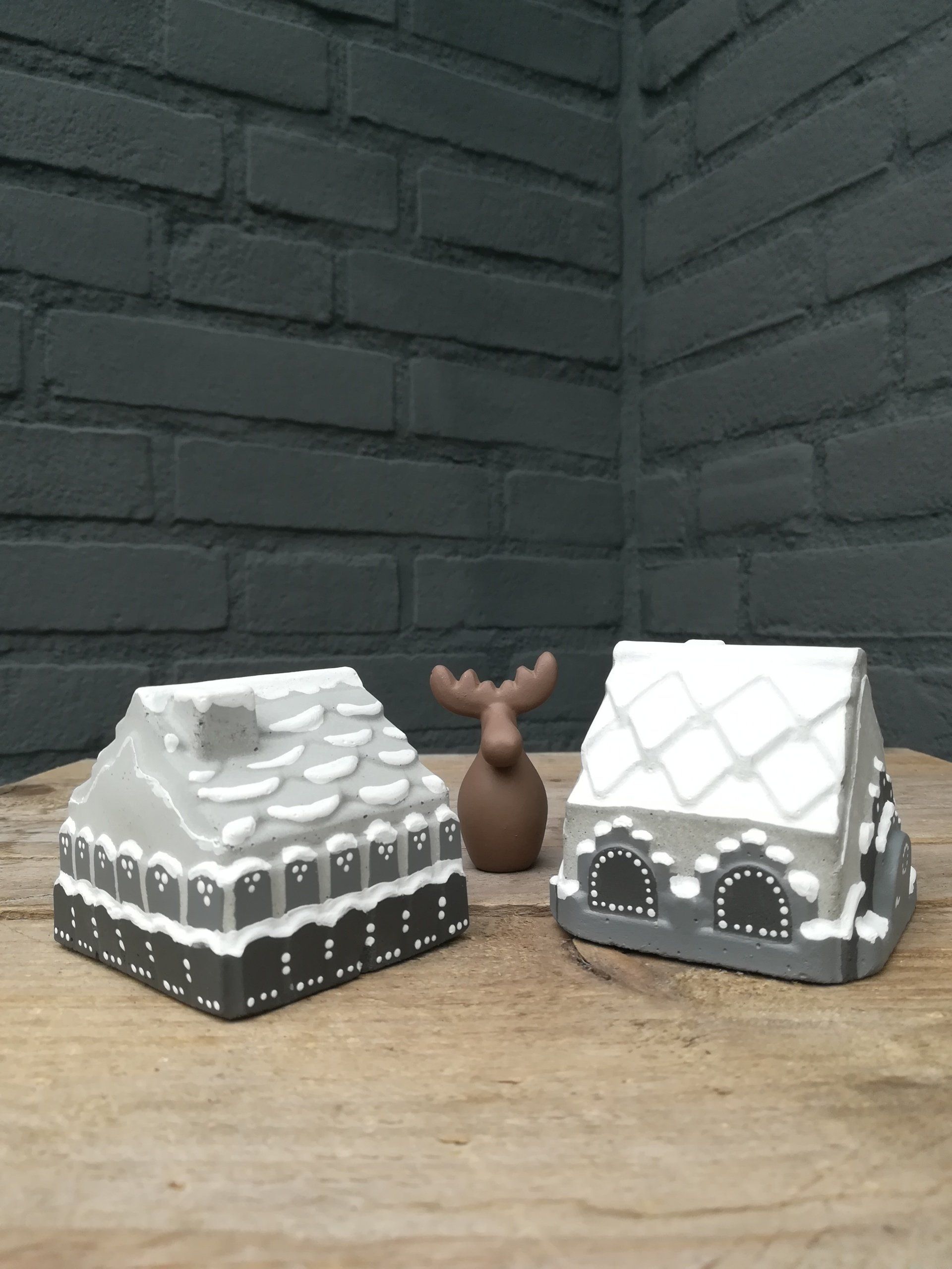 uniek huisje van beton, winterse uitstraling huis, uniek winterse huisje, uniek winterse huisje van beton, winterse huisje van beton, winterse huisje van cement, winter huis vanbeton ,winter huis van cement, huisje van cement, uniek cadeau, iets anders geven, winter huisjes, winter deco, deco vvor winter, kerst deco, winter en kerst deco, winter en kerst decoratie, uniek kerst deco, winter huis en kerstmis