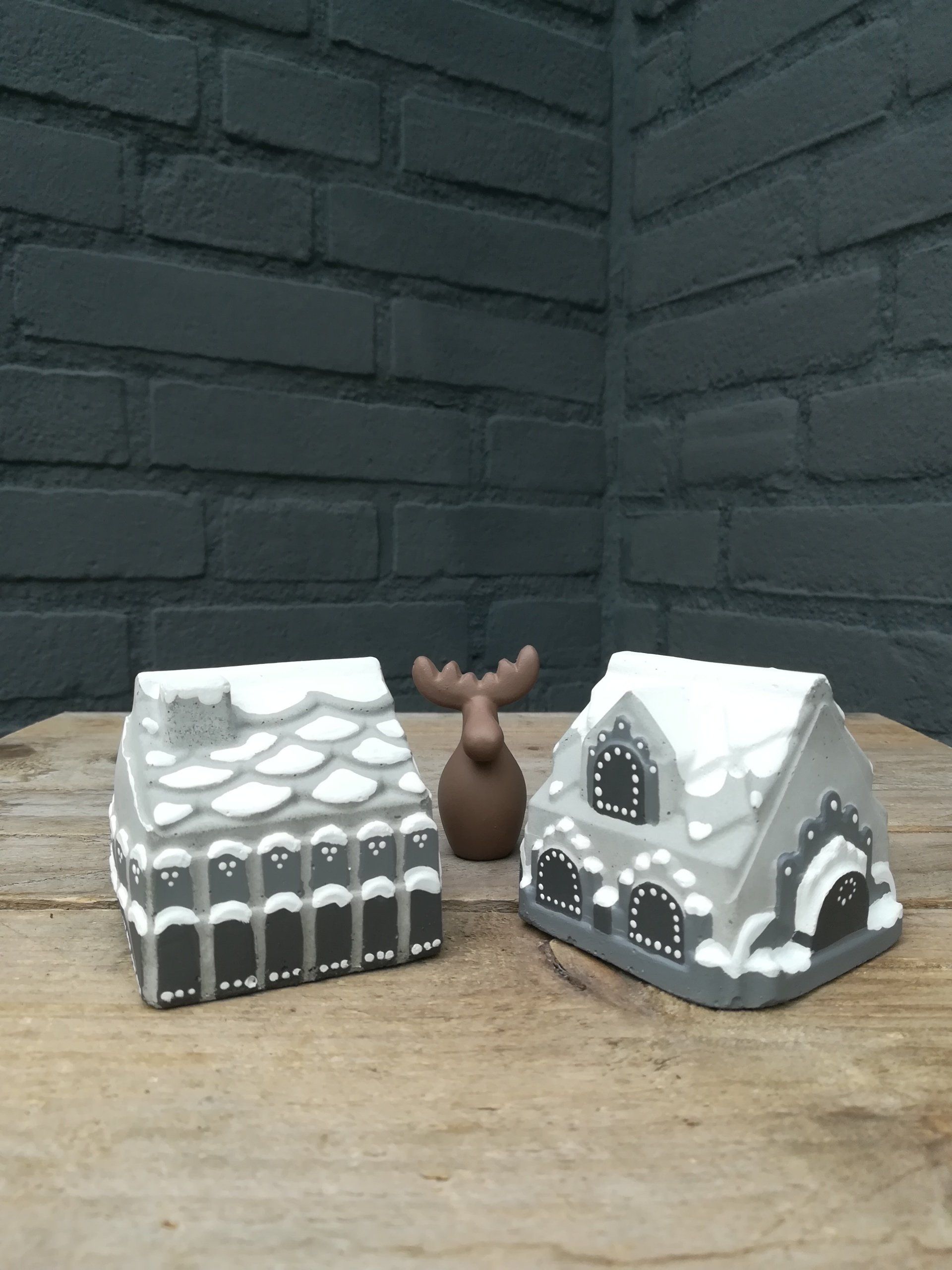 uniek huisje van beton, winterse uitstraling huis, uniek winterse huisje, uniek winterse huisje van beton, winterse huisje van beton, winterse huisje van cement, winter huis vanbeton ,winter huis van cement, huisje van cement, uniek cadeau, iets anders geven, winter huisjes, winter deco, deco vvor winter, kerst deco, winter en kerst deco, winter en kerst decoratie, uniek kerst deco, winter huis en kerstmis