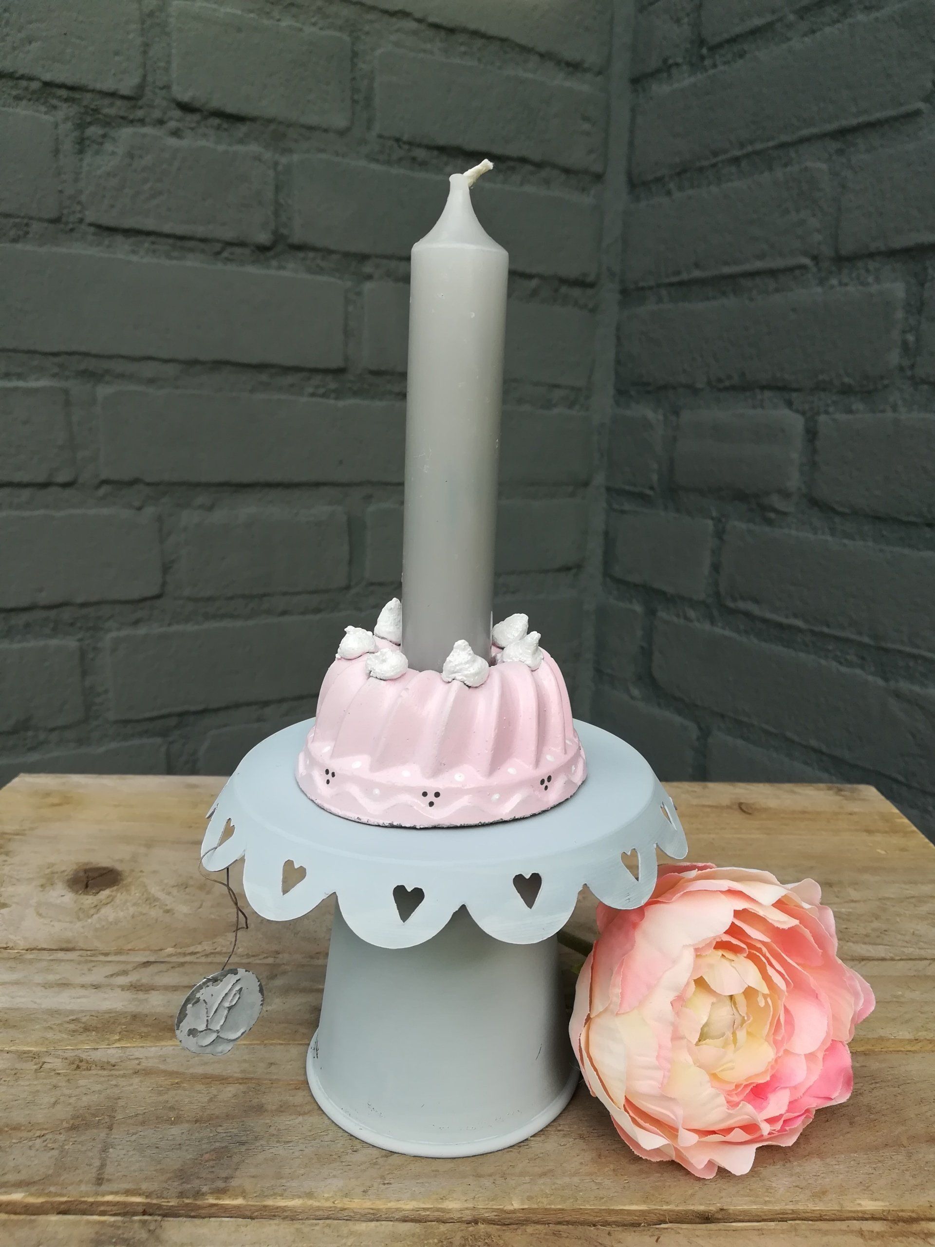 Grijze mini-etagère van zink, grijze mini-etagère, mini-etagère van zink, etagère van zink, grijze etagère, grijze etagère van zink, deco vl home, deco vlhome, zinken deco voor taartjes, cadeautje voor zinken deco, cadeautje, iets anders mini-etagère, iets anders etagère, iets anders geven, iets anders geven Lelystad, iets anders geven zinken deco, iets anders geven zinken cadeautje, iets anders geven taartjes