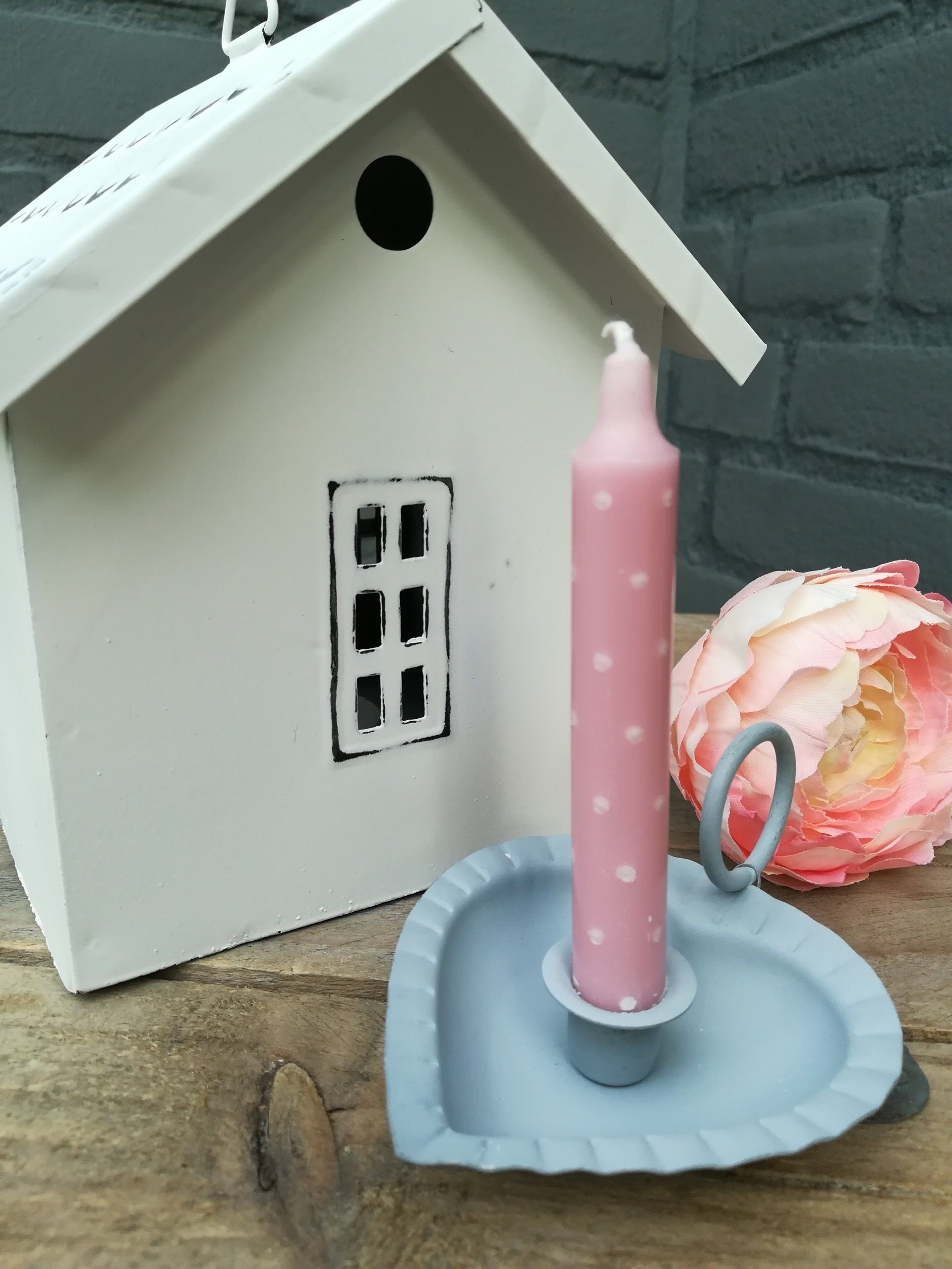 Grijs mini kandelaar, grijs zinken kandelaar, grijs mini zinken kandelaar, shabby shic deco, shabby shic decoratie, zinken deco, zinken decoratie, zinken kandelaar, kandelaar zink, kandelaar van zink, deco vl home, deco vlhome, grijs zinken deco, grijs deco van zink