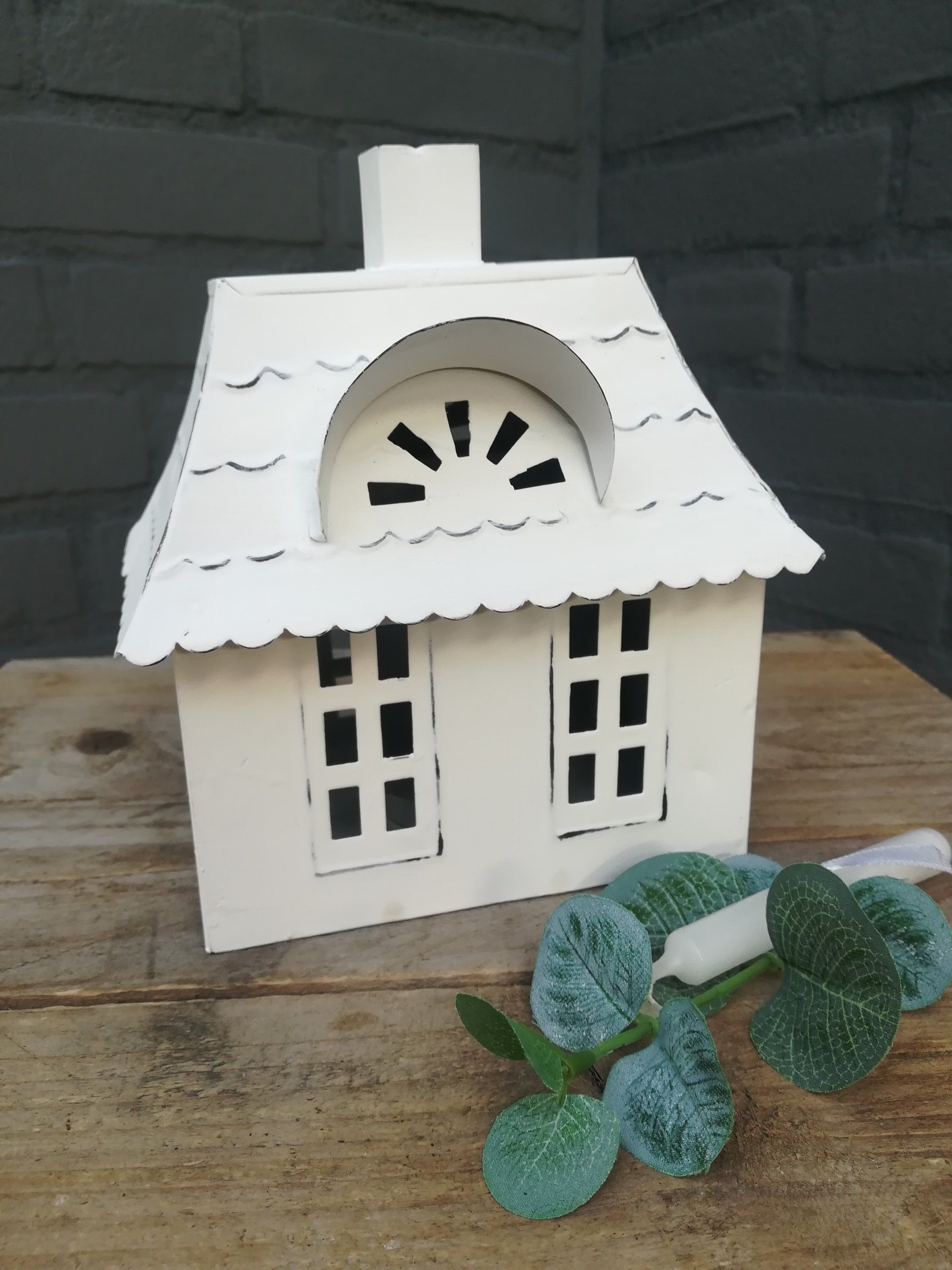 zinken huis, zinken huisje, huis van zink, huisje van zink, huis vl home, huis vlhome, huisje vl home, huisje vlhome, deco van zink, zinken deco, decoratie van zink, wit huisje zink, wit zinken huisje, witte deco zink, witte deco, witte decoratie huis, witte deco huis