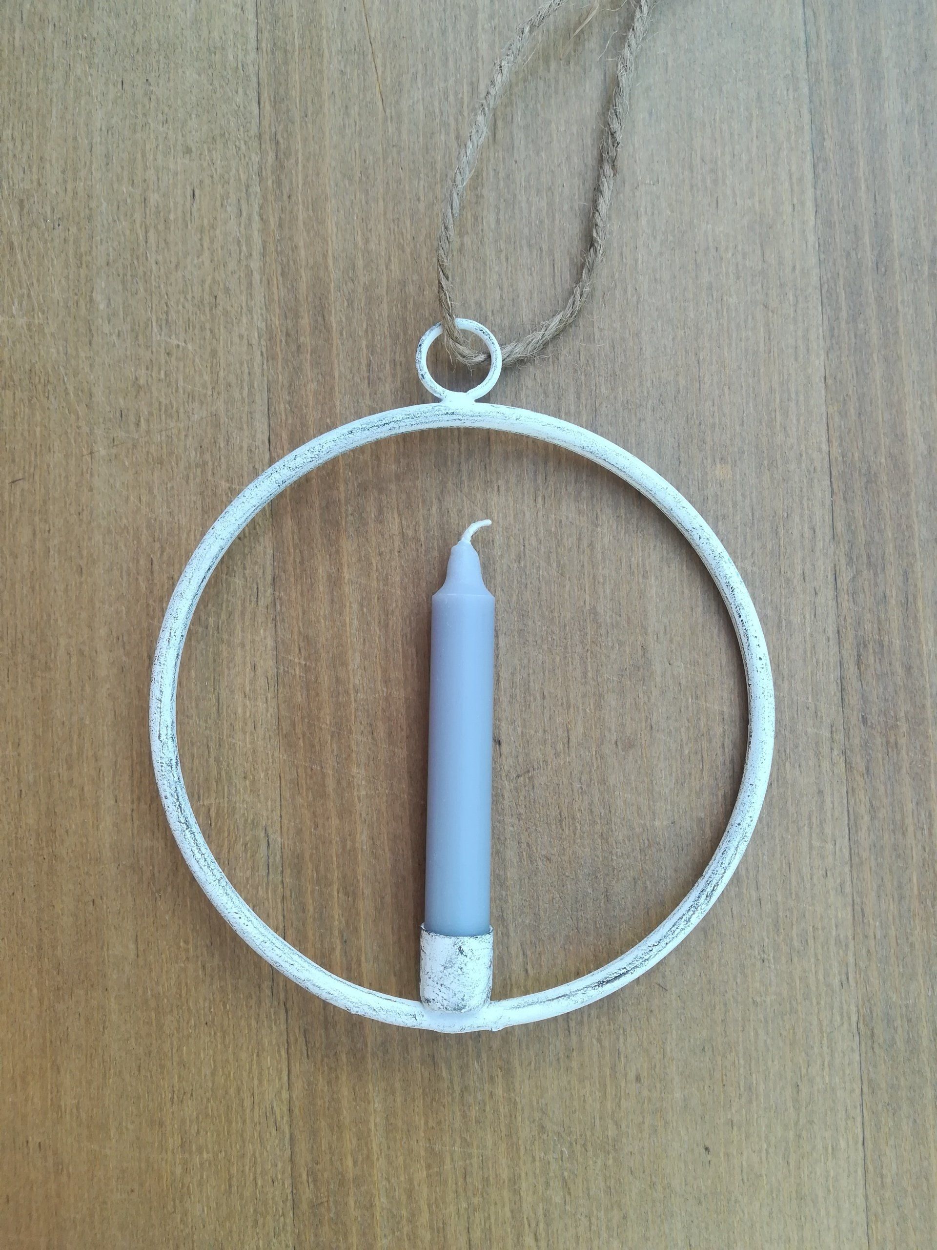 Witte zinken ring, witte zinken ring met kaarshouder, zinken deco, ring met kaarshouder, witte rnk met kaarshouder, deco vl home, deco vlhome, zinken dco wit, shabby stijl en zink, zinken decoratie, ring om op te hangen, zinken ring