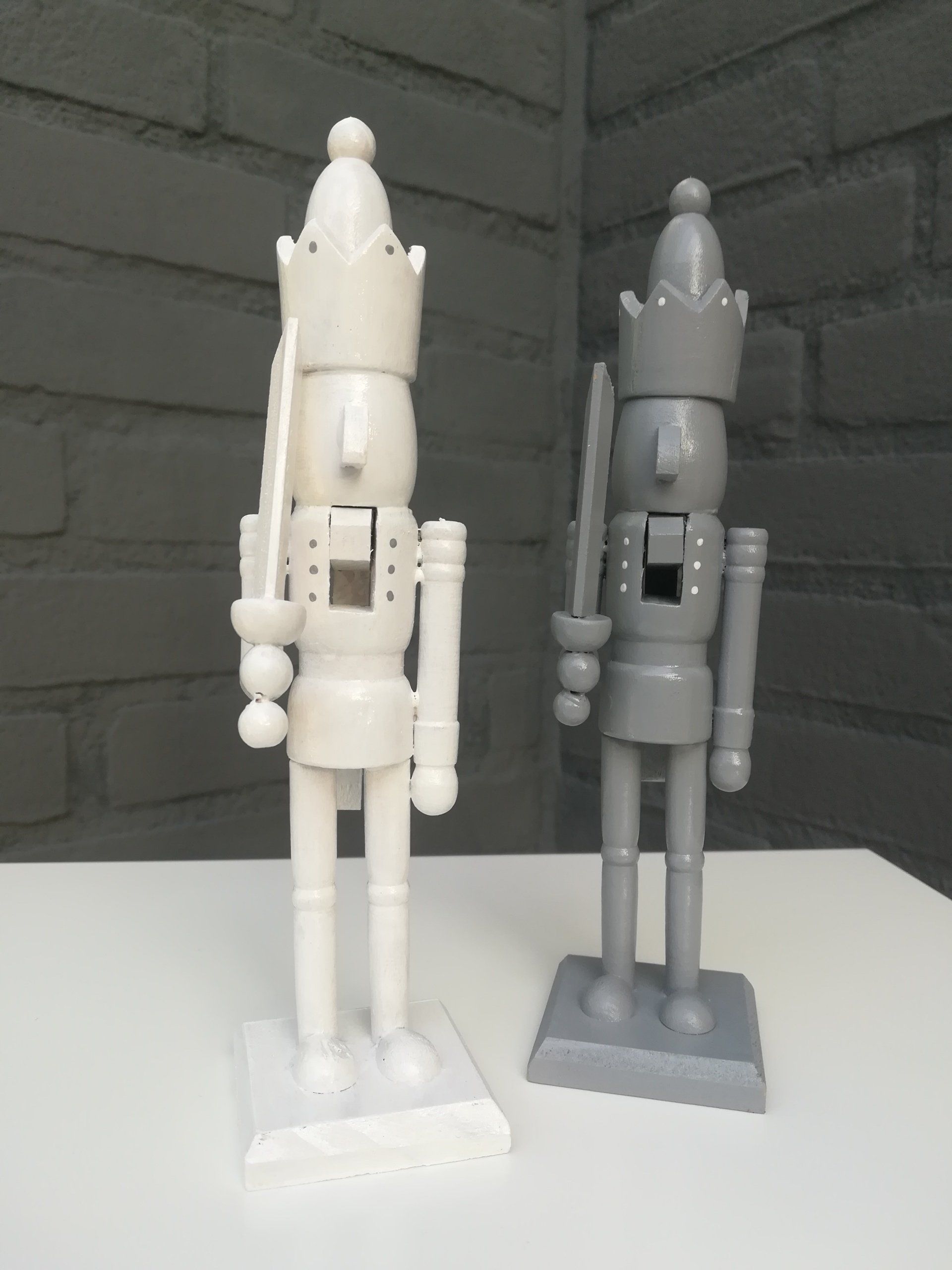 Mini notenkraker, mini notenkrakertje, notenkraker uniek, notenkraker iets anders, uniek notenkraker wit, uniek notenkrake grijs, cadeautje, iets anders deco, kerstdeco, kerst deco, deco vor kerstmis traditioneel, traditioneel notenkraker, traditioneel deco kerst