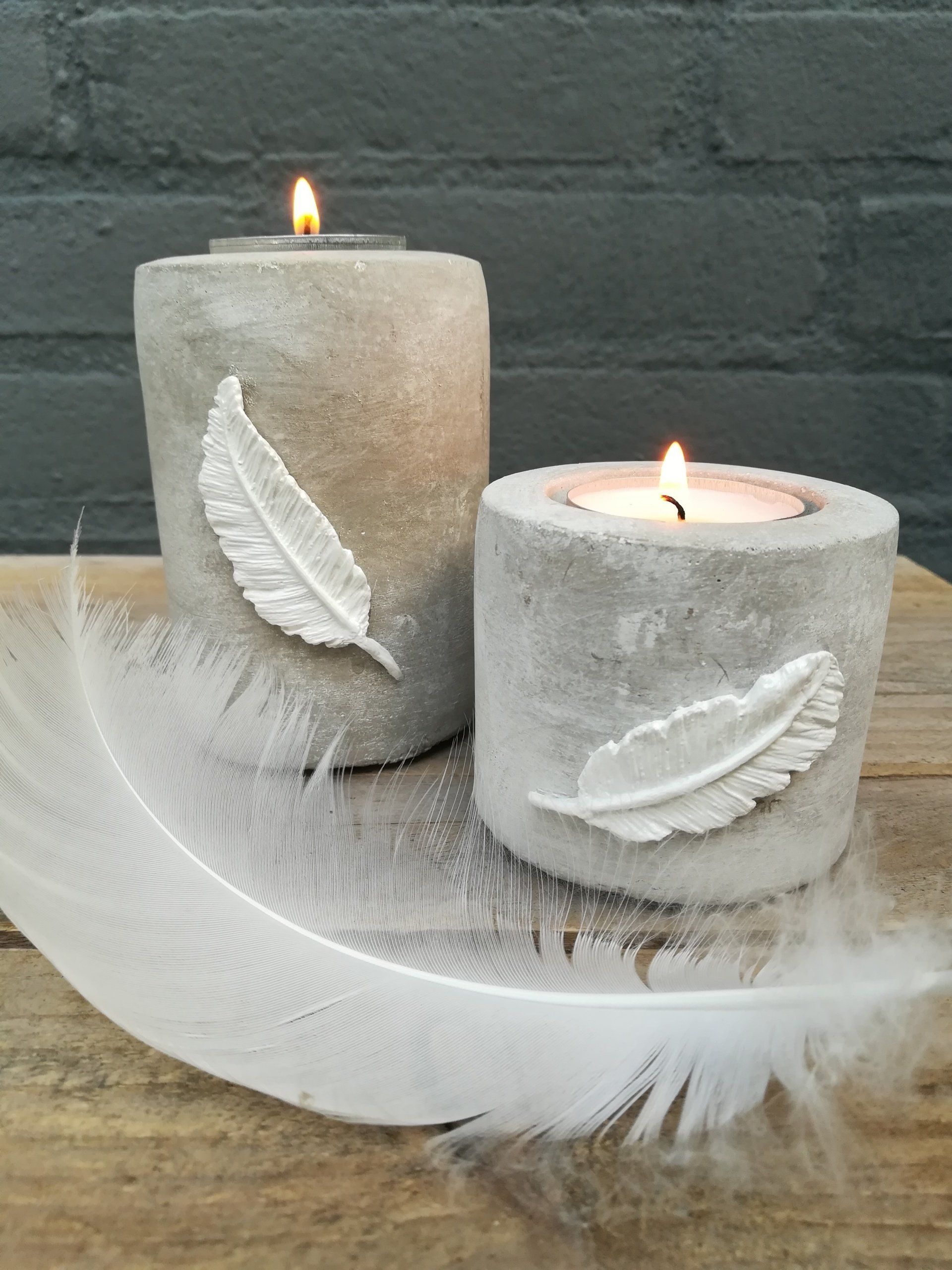 Theelichthouder van beton,theelichthouder van cement, betonnen waxinelichtje, betonnen waxinelicht, betonnen houder voor kaarsen, iets anders geven, cadeaut, kadoo, boho style, boho stijl, veren, beton deco, betondecoratie, deco van beton, decoratie van beton, uniek theelichthouder, uniek theelichthouder baton, uniek theelichthouder cement