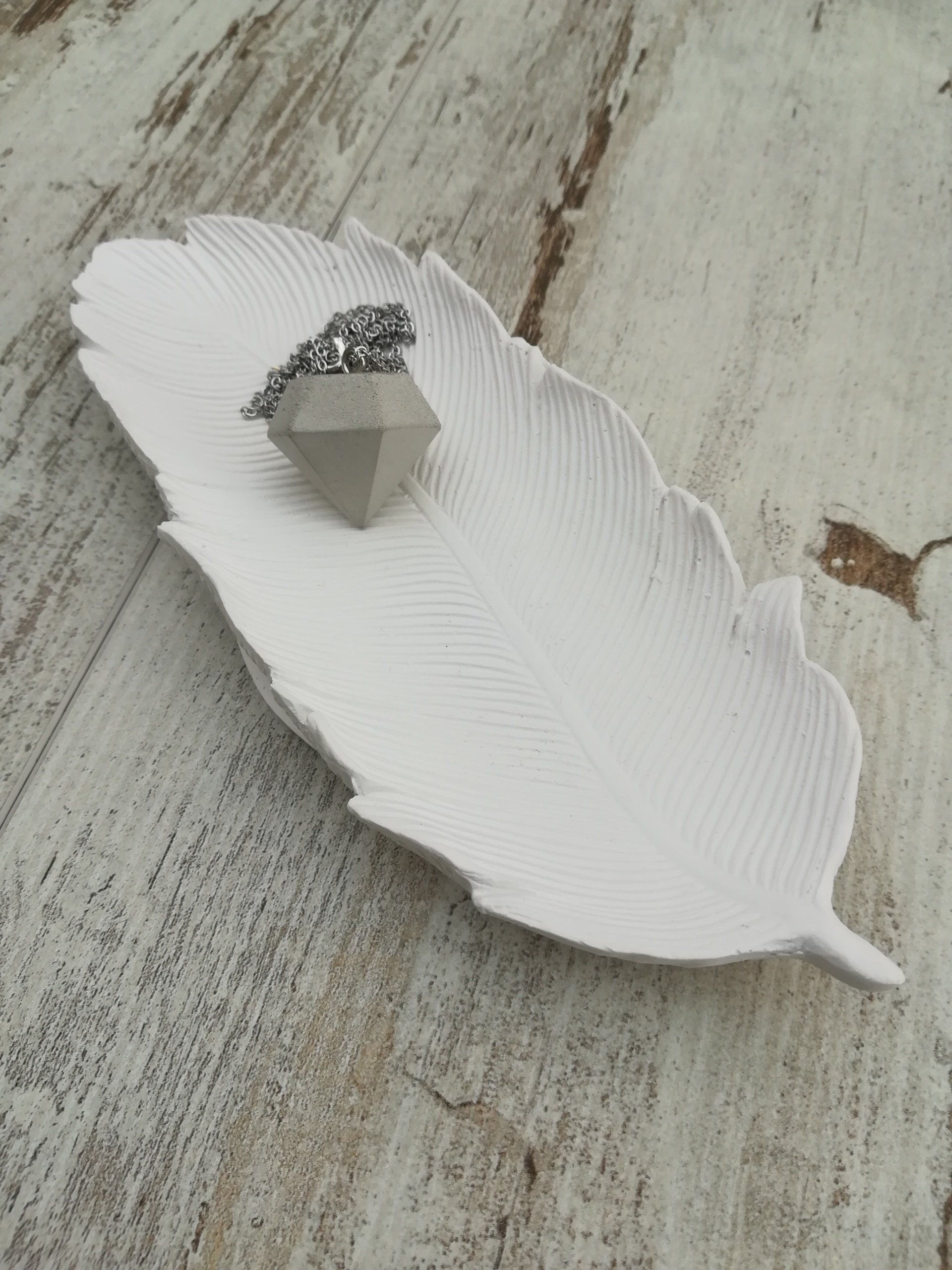 veren van raysin, vren van beton, vren van cement, uniek veren, handgemaakt veren, vren kom, kom in vorm van een veer, uniek cadeautje, kerst kado, veren deco, veer deco