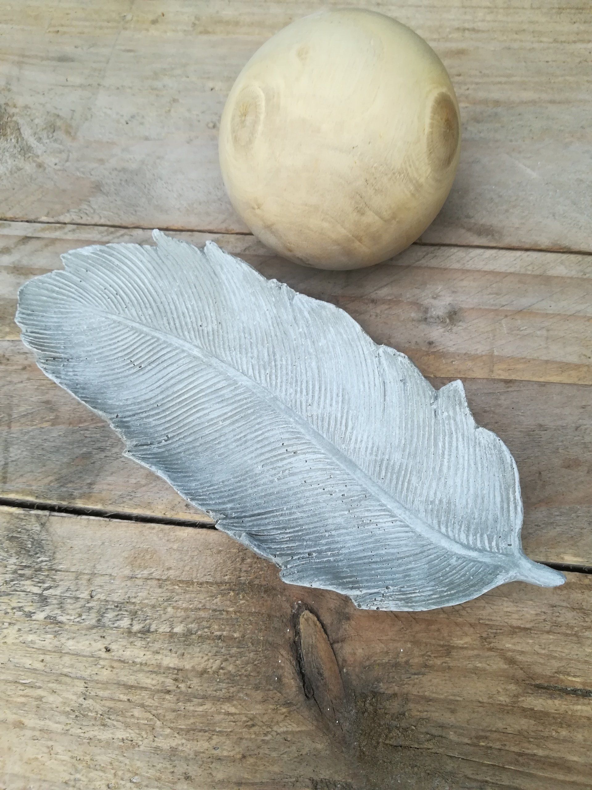 veren van raysin, vren van beton, vren van cement, uniek veren, handgemaakt veren, vren kom, kom in vorm van een veer, uniek cadeautje, kerst kado, veren deco, veer deco