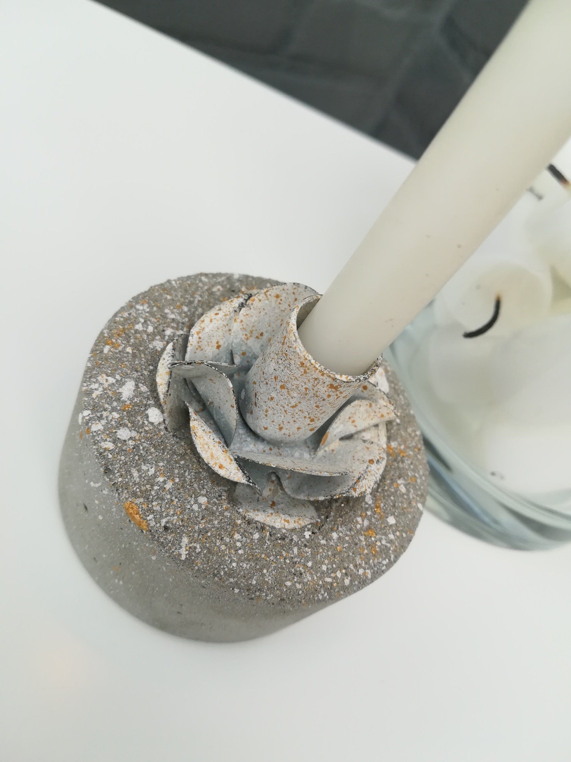 betonnen kaarsenhouder, kaarsenhouder van cement, kaarsenhouder van cement, kaarsenhouder handgemaakt, iets anders geven, iets anders deco, deco van beton, deco van cement, metaal deco met beton, , metalen deco met cemnt, handgemaakt uniek deco, beton liefde, liefde voor beton, passie vvor beton, kaarsenhouder uniek