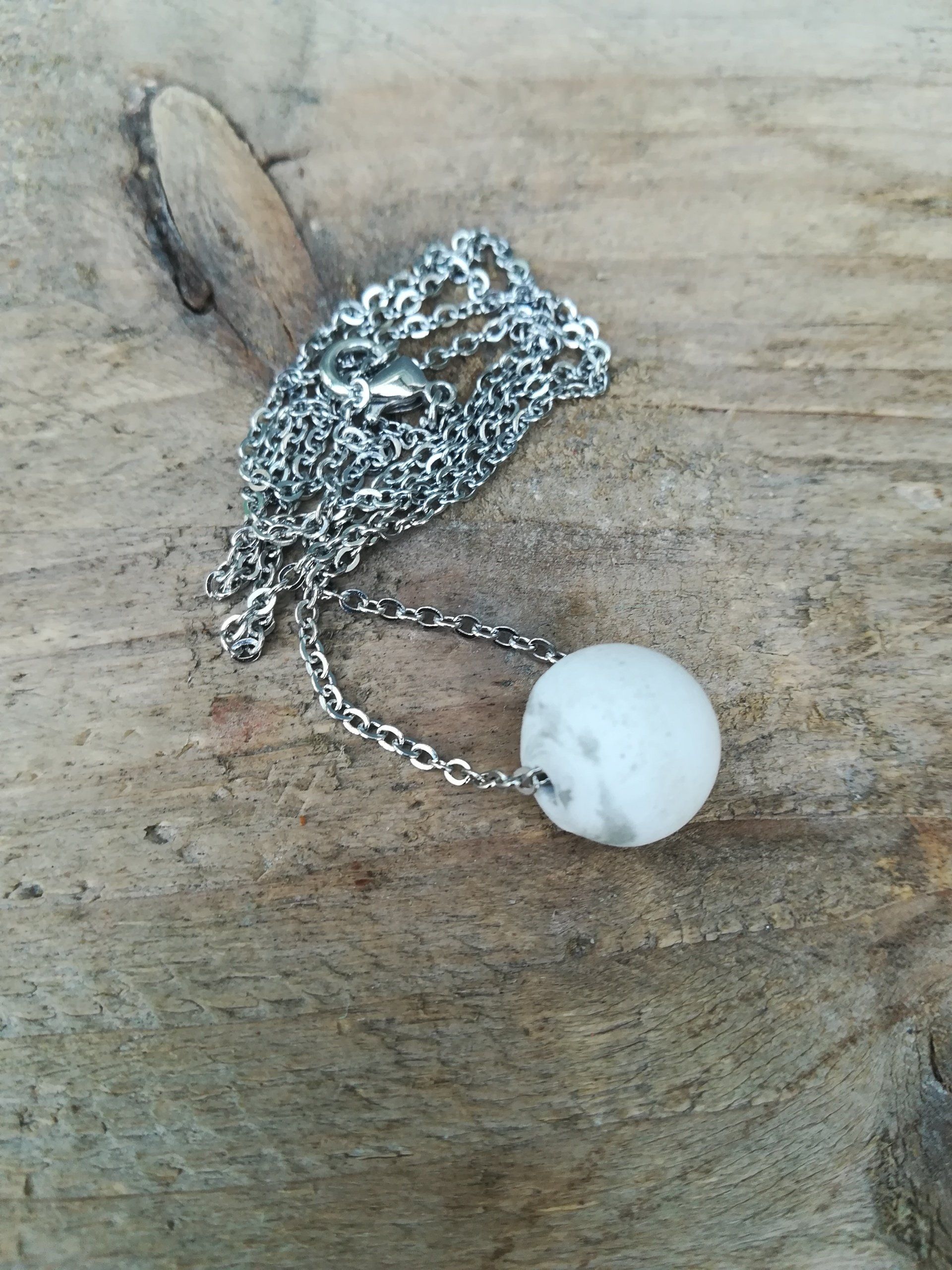 uniek ketting, ketting van beton, handgemaakt, unieke sieraden, cadeautje voor kerst, handgemaakt ketting, gemarmerd optiek van beton, marmer beton, marmer sieraden, handgemaakt, marmer sieraden