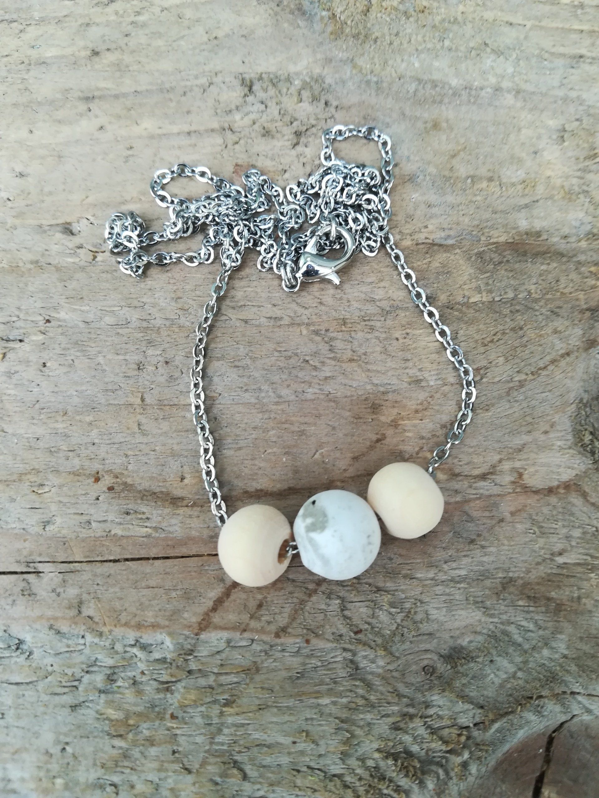 uniek ketting, ketting van beton, handgemaakt, unieke sieraden, cadeautje voor kerst, handgemaakt ketting, gemarmerd optiek van beton, marmer beton, marmer sieraden, handgemaakt, marmer sieraden