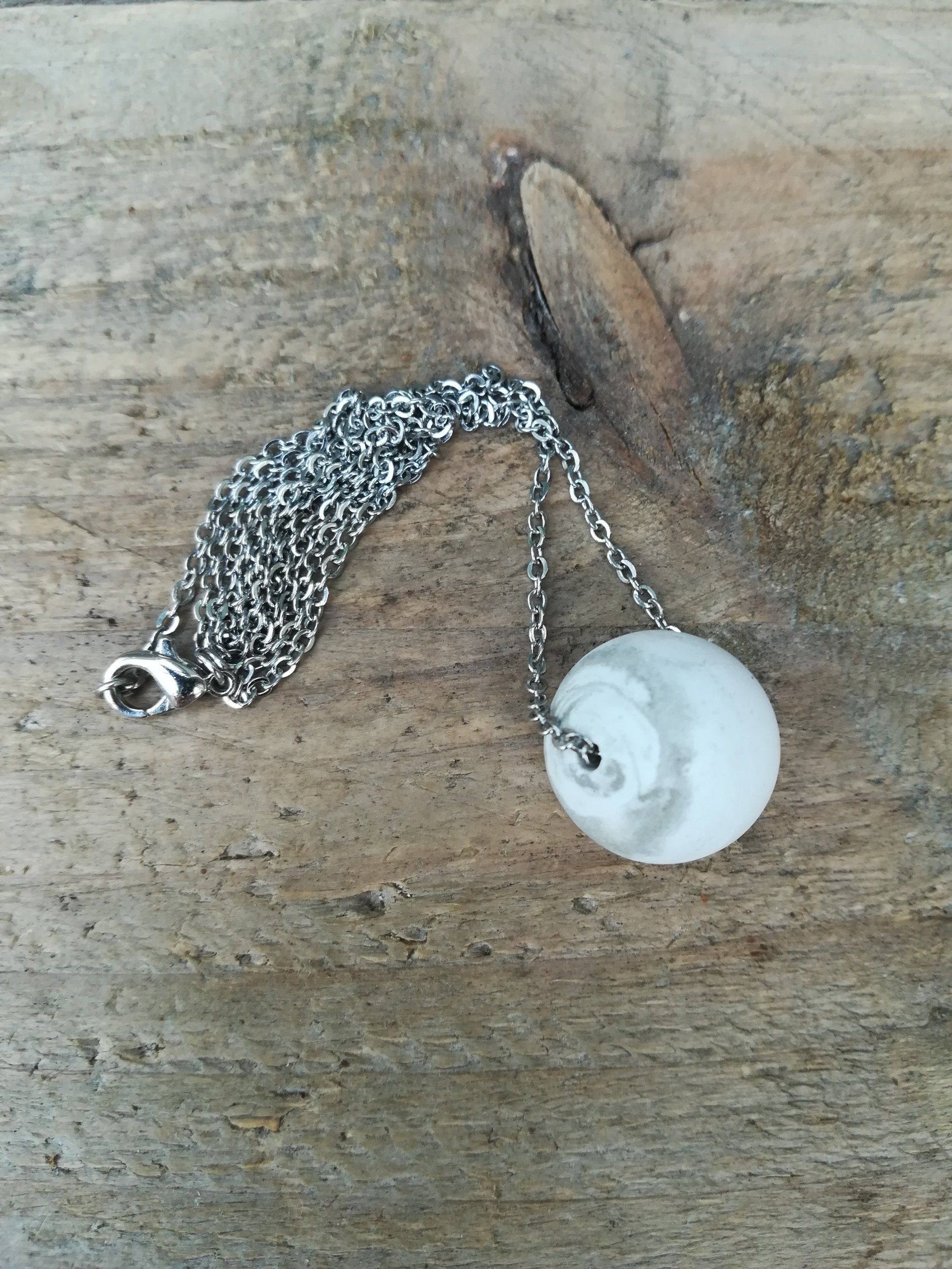 uniek ketting, ketting van beton, handgemaakt, unieke sieraden, cadeautje voor kerst, handgemaakt ketting, gemarmerd optiek van beton, marmer beton, marmer sieraden, handgemaakt, marmer sieraden