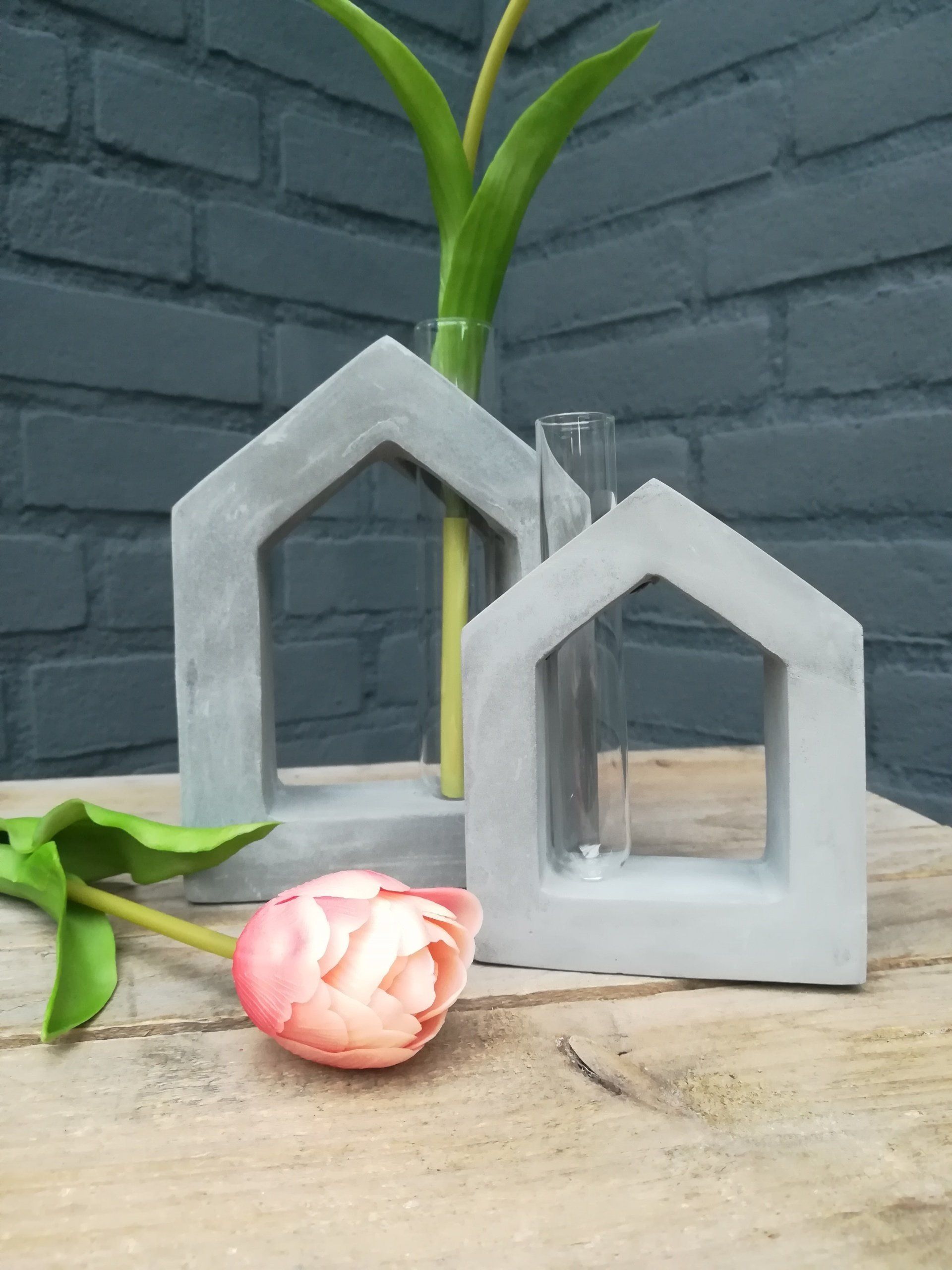 huisjes van beton, huisjes van beton met glazen vaas, uniek huisjes van beton, huisjes van cement met glazen vaas, huisjes van cement uniek, uniek huisje beton, uniek huisje van cement, uniek vaas, huis van beton deco, huisje van cement deco