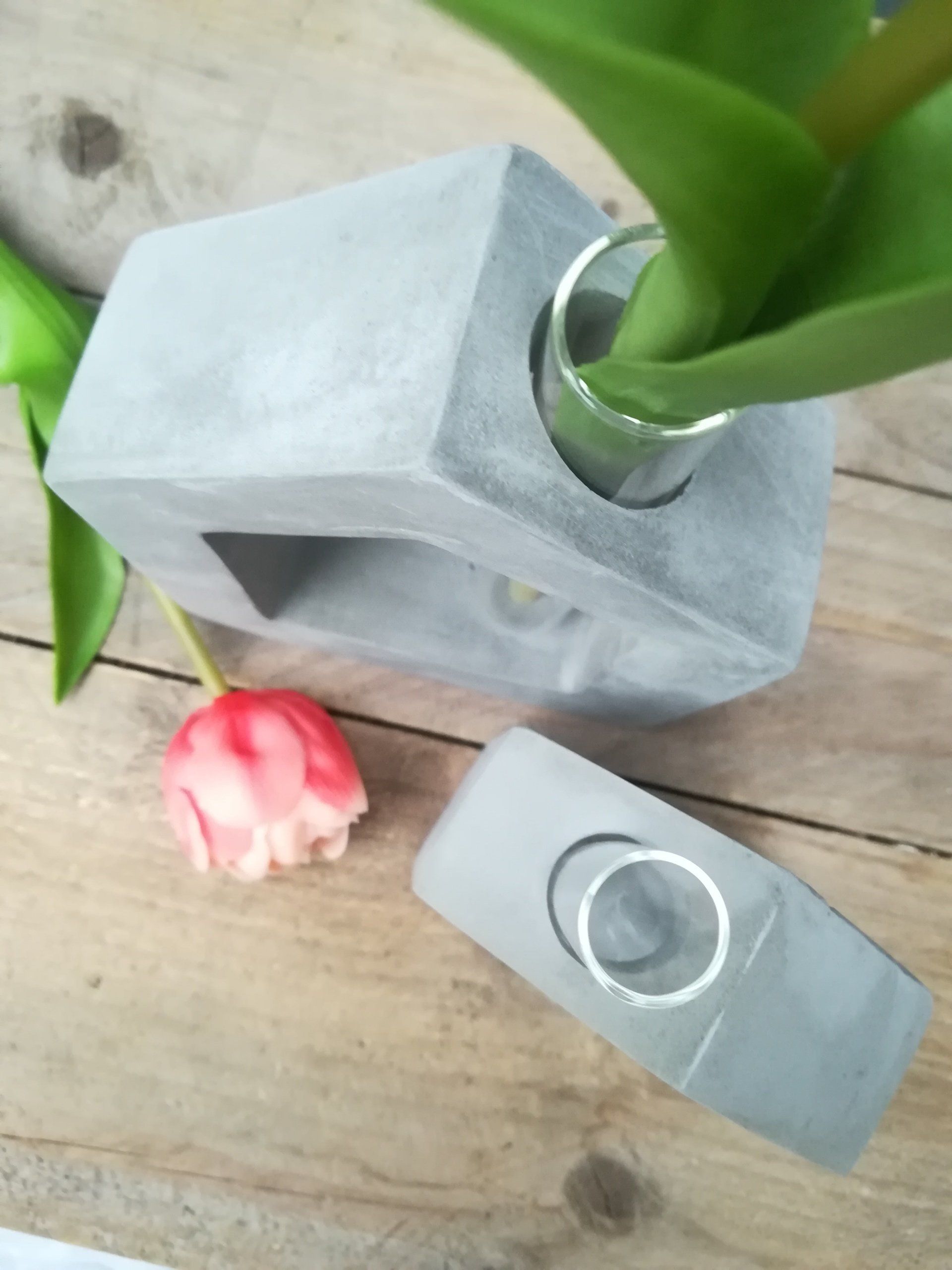 huisjes van beton, huisjes van beton met glazen vaas, uniek huisjes van beton, huisjes van cement met glazen vaas, huisjes van cement uniek, uniek huisje beton, uniek huisje van cement, uniek vaas, huis van beton deco, huisje van cement deco