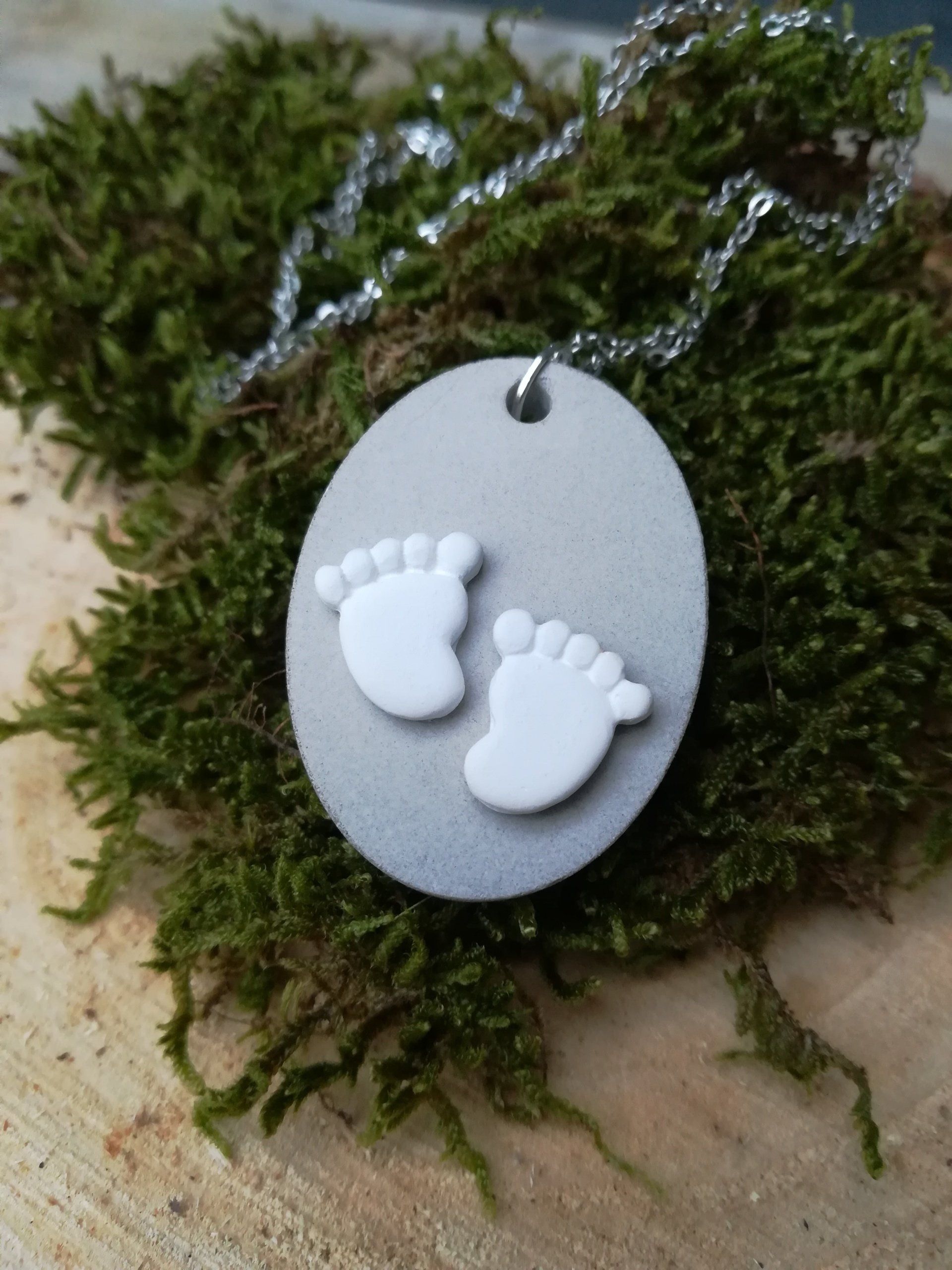 uniek ketting van beton, betonnen ketting, cement ketting, uniek cadeautje, uniek cadeau geboorte, newborn gift, babyvoetjes, uniek sieraden van beton, uniek sieraden van cement, uniek sieraden