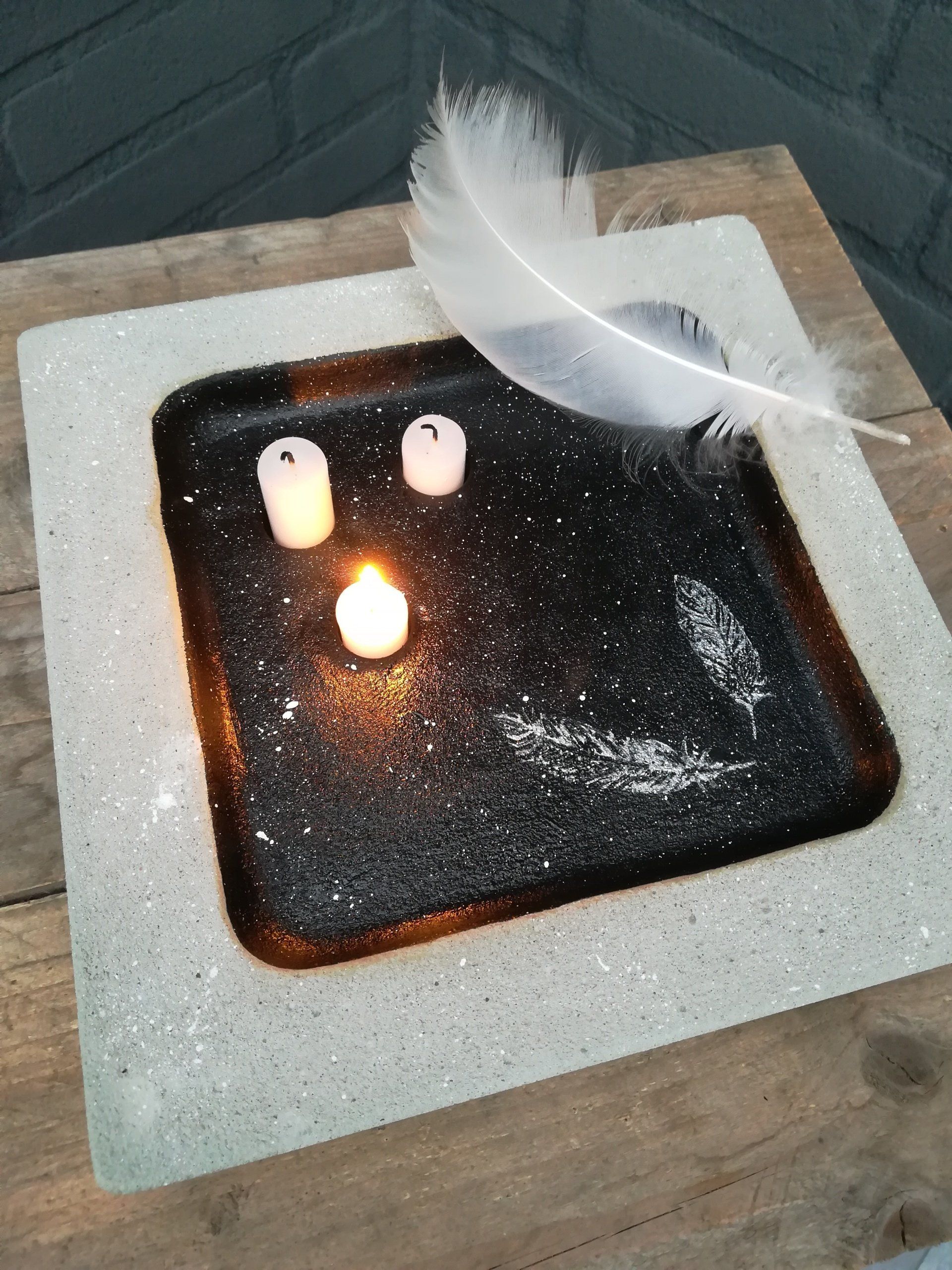 schaal van beton, schaal van cement, kaarsenhouder met schaal, uniek schaal, handgemaakt schaal,uniek handgemaakt schaal, uniek betonnen schaal, betonnen schaal, cement schaal, iets anders kaarsenhoude, kaarsenhouder, veren