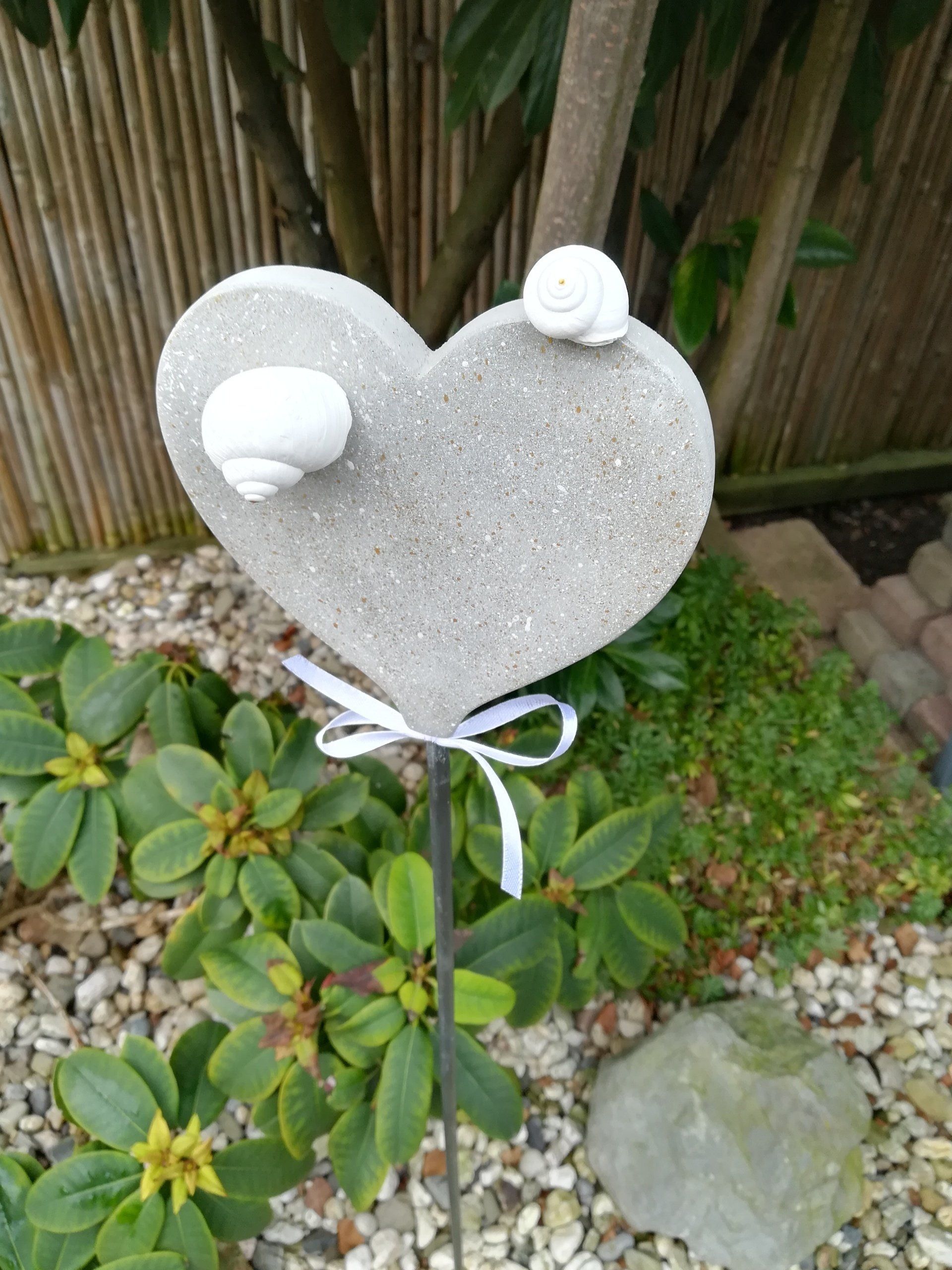 tuinsteker, uniek tuinsteker, handgemaakt tuinsteker beton, uniek tuinsteker cement, handgemaakt tuinsteker beton, handgemaakt tuinsteker cement, betonnen tuinsteker, cemnt tuinsteker, tuin deco beton, tuin deco cement, cadautje, slak tuin, hart tuin, betonnen tuin deco