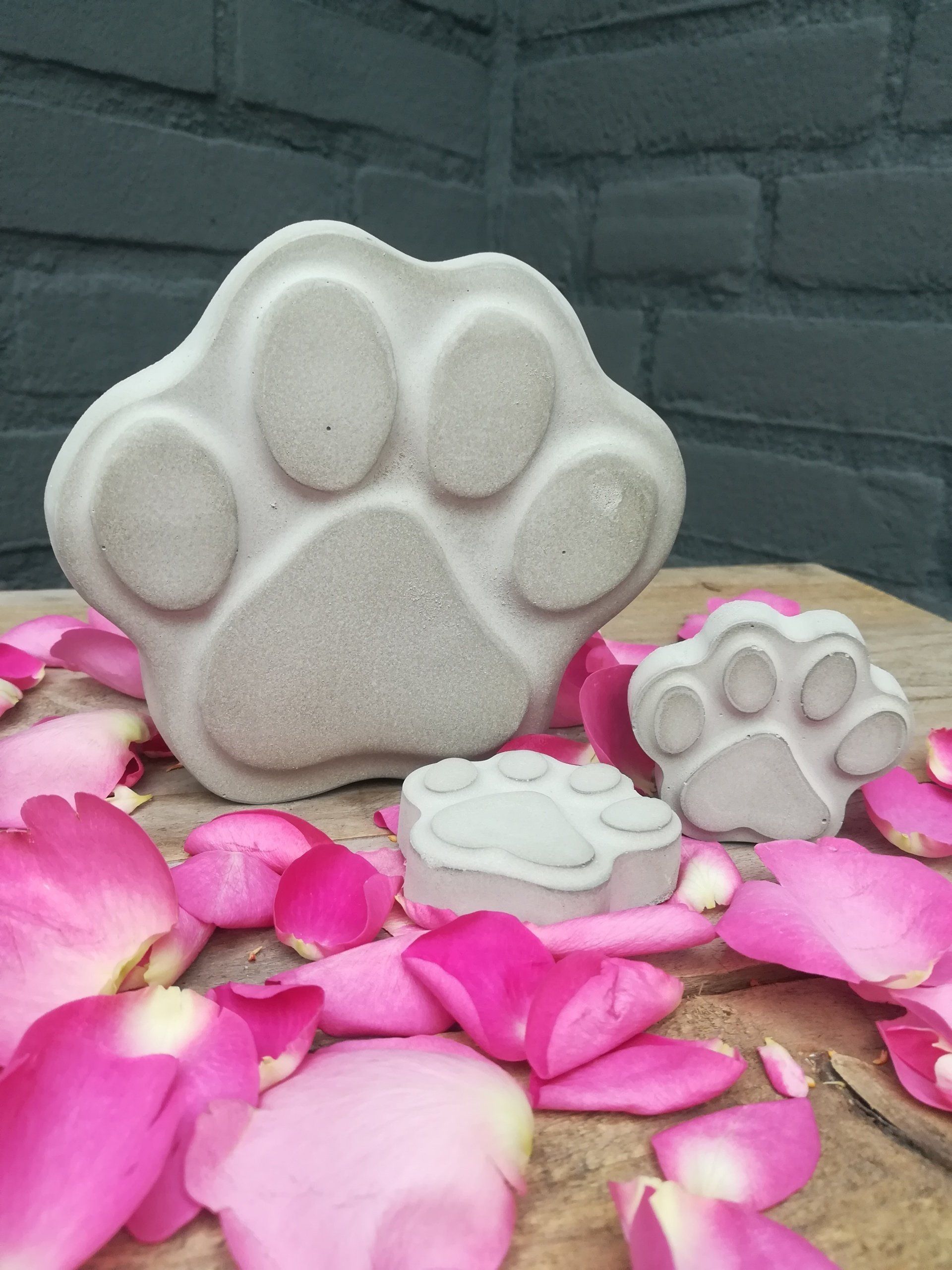 pootjes, hondenpootjes, uniek pootjes, uniek pootjes van beton, uniek pootjes van cement, betonnen pootjes, cement pootjes, cadeautje, kado, cadeau voor hondenliefhebbers, pootjes van beton, pootjes van cement