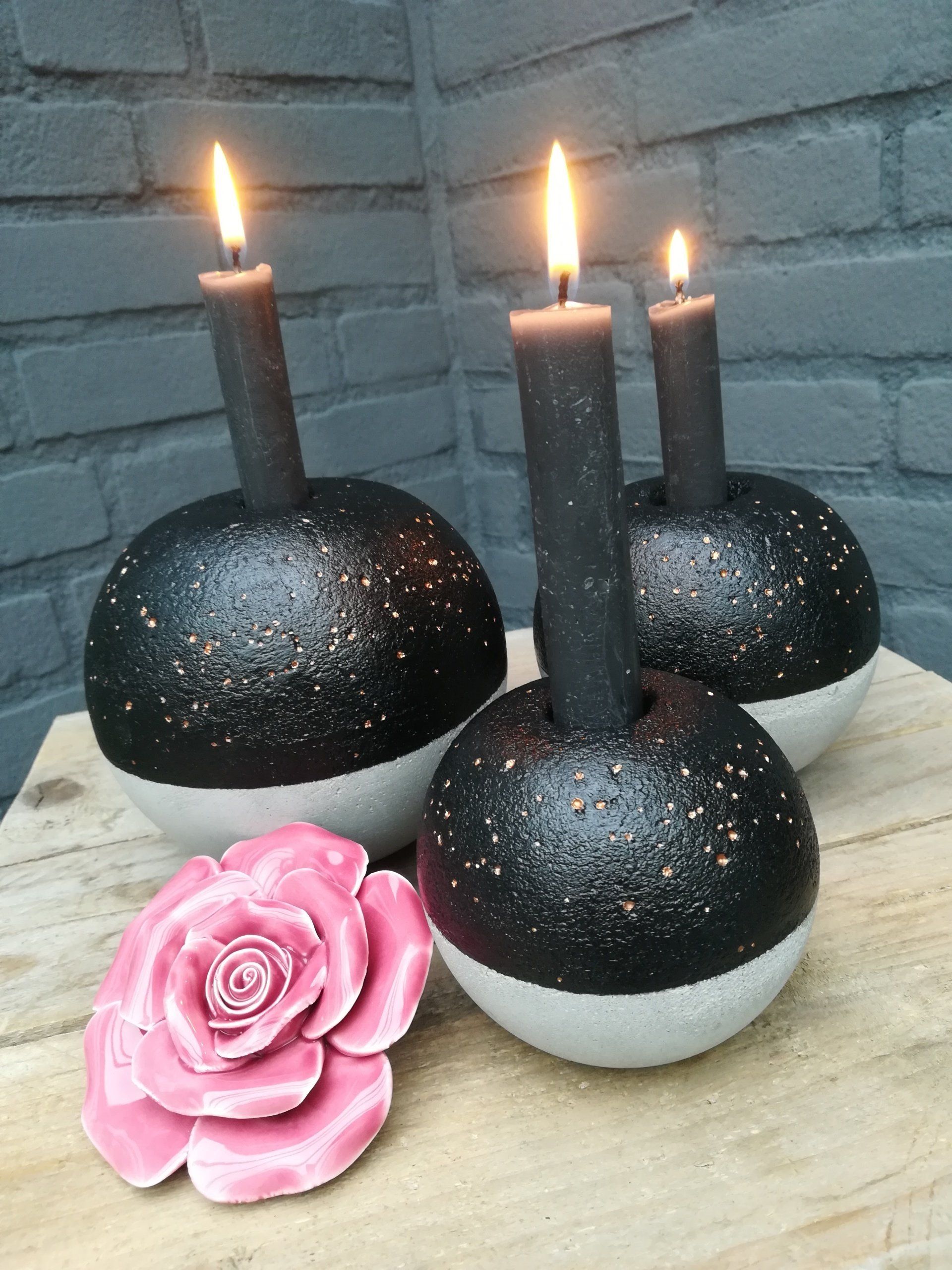 kaarsenstandaard uniek, kaarsenstandaard beton, betonnen kaarsenstandaard, cement kaarsenstandaard, uniek betonnen bol, uniek cement bol, chic beton, beton chic, beton deco, deco beton, deco van beton, betonnen deco, deco van cement, cement deco, uniek betonnen deco, kaarsenstanaard uniek bolvorm, bol kaarsenstandaard, kaarsenstandaard bolvorm, betonnen kaarsentandaard betonnenbol