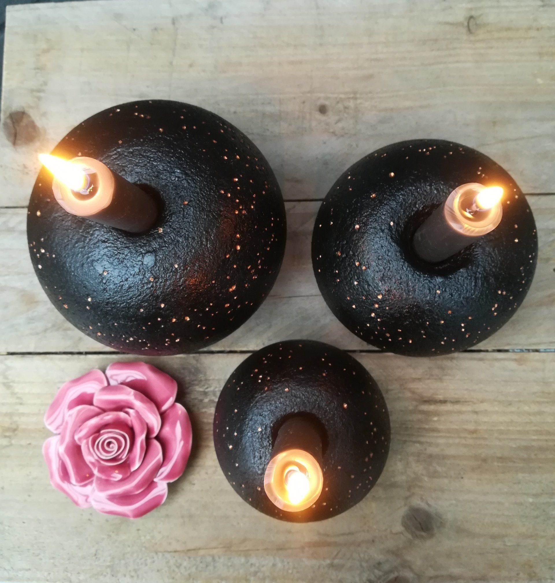 kaarsenstandaard uniek, kaarsenstandaard beton, betonnen kaarsenstandaard, cement kaarsenstandaard, uniek betonnen bol, uniek cement bol, chic beton, beton chic, beton deco, deco beton, deco van beton, betonnen deco, deco van cement, cement deco, uniek betonnen deco, kaarsenstanaard uniek bolvorm, bol kaarsenstandaard, kaarsenstandaard bolvorm, betonnen kaarsentandaard betonnenbol