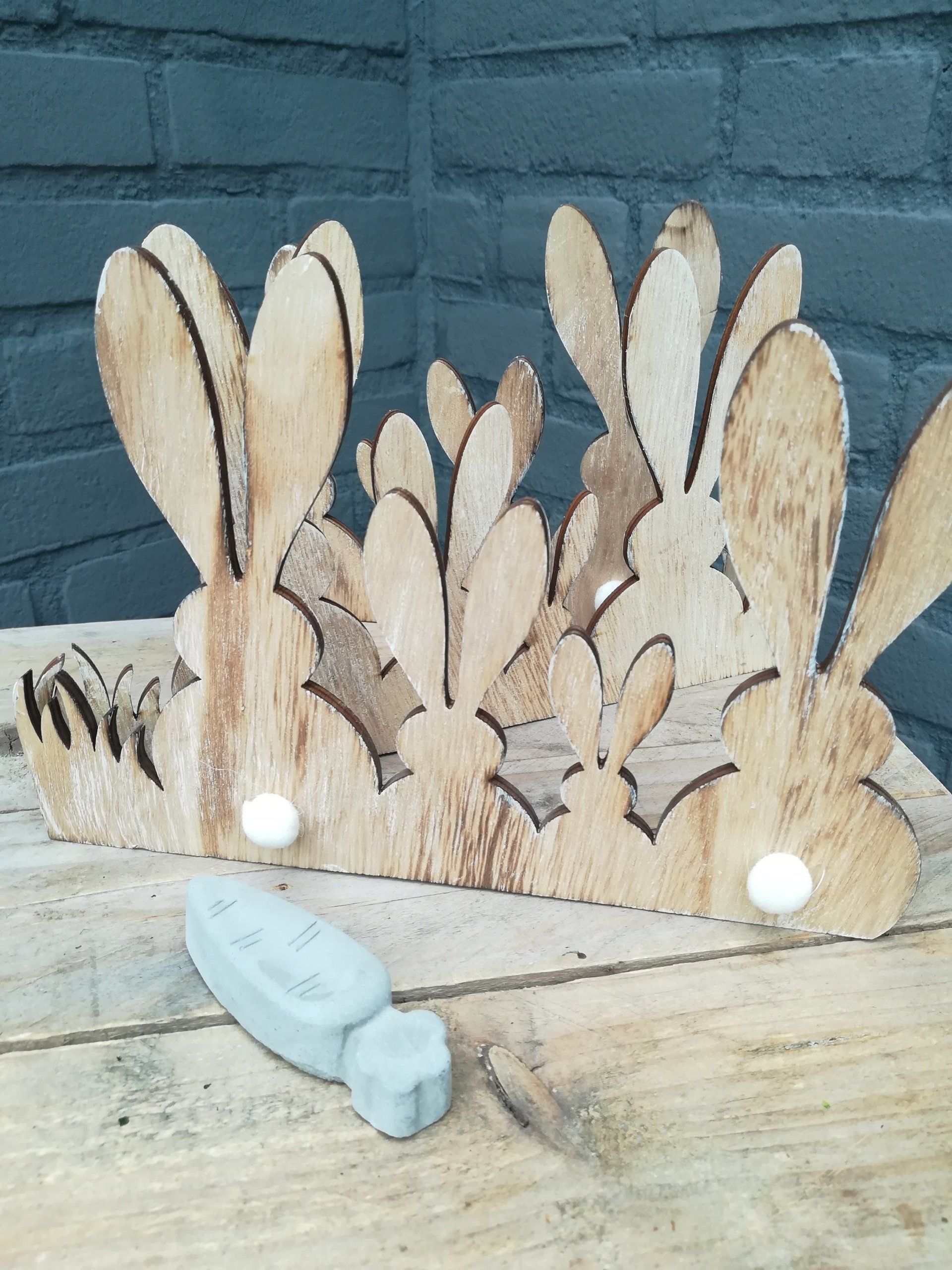 deco voor pasen, pasen deco, iets anders deco, pasen, pasen decoratie, iets anders beton deco, deco van cement, deco van beton, houten deco, houten deco pasen, paashaas, konijntje, konijn, deco binnen pasen, deco buiten pasen