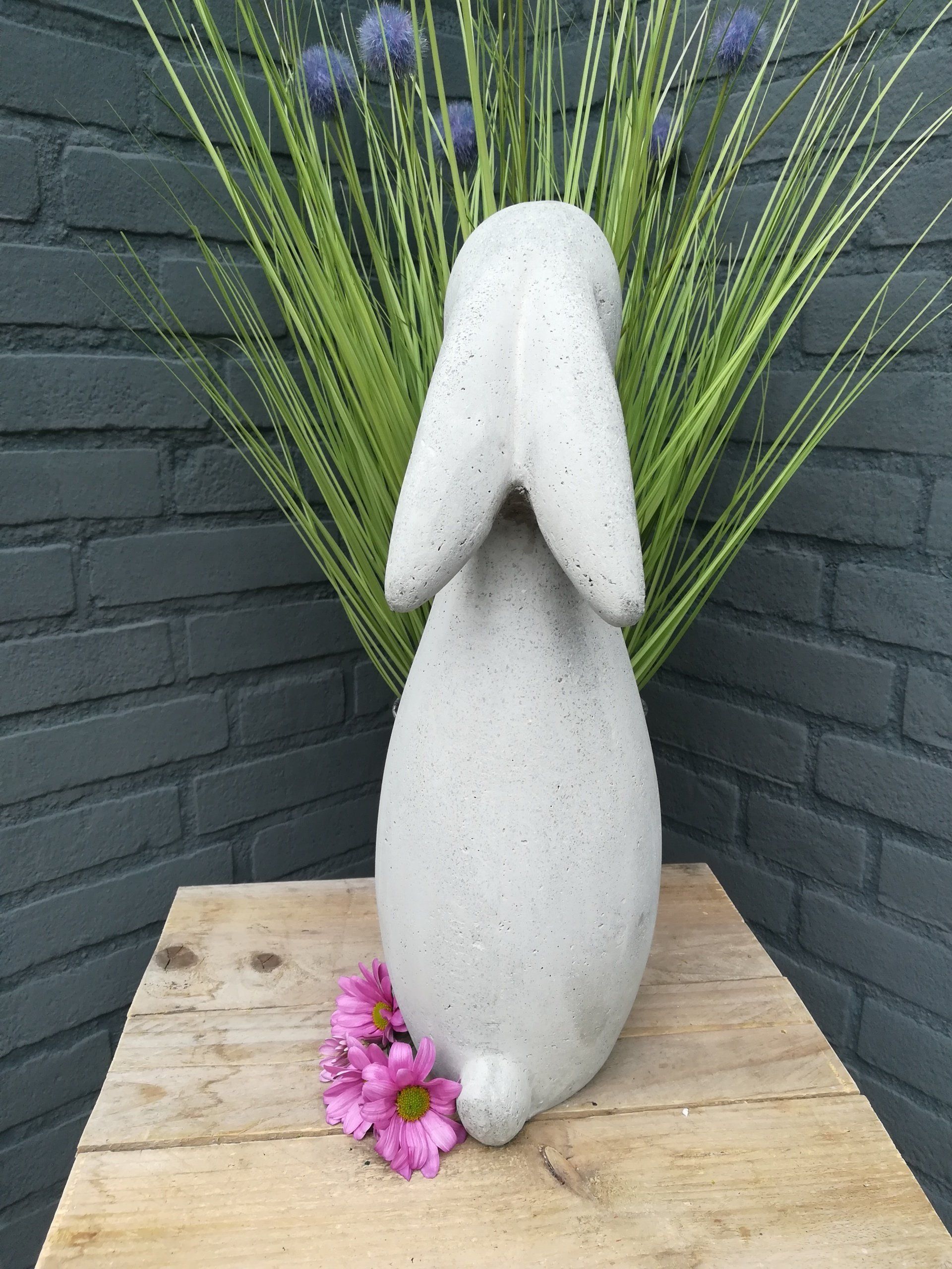 deco voor pasen, pasen deco, iets anders deco, pasen, pasen decoratie, iets anders beton deco, deco van cement, deco van beton, houten deco, houten deco pasen, paashaas, konijntje, konijn, deco binnen pasen, deco buiten pasen, kussen, konijn van beton, konijn van cement, betonnen deco, betonnen deco pasen,