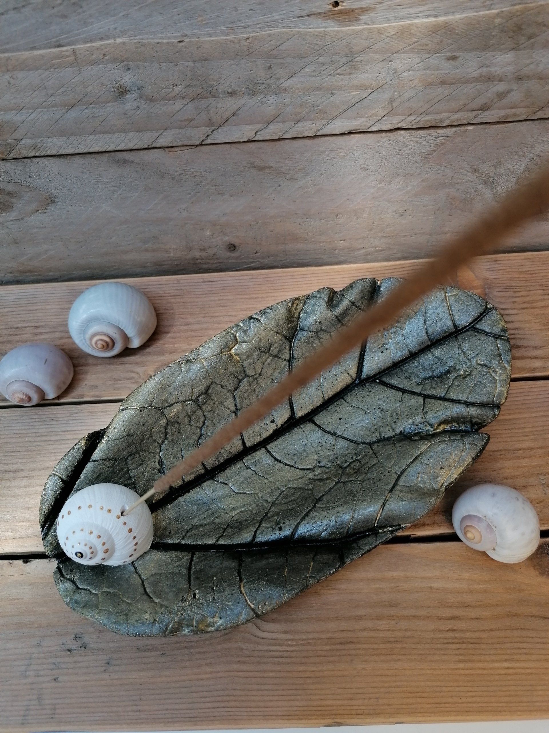 wierookblad, uniek wierookschal, uniek wierook, uniek blad vvor wierook, betonnen wierook, cement wierook, cadeautje, kado, wonen met beton, wonen met cement, spiritualiteit, spritueel, wierook uniek, wierookblad, wierookbladeren, wierookblad beton, wierookblad, cement, schelpen, schelpjes