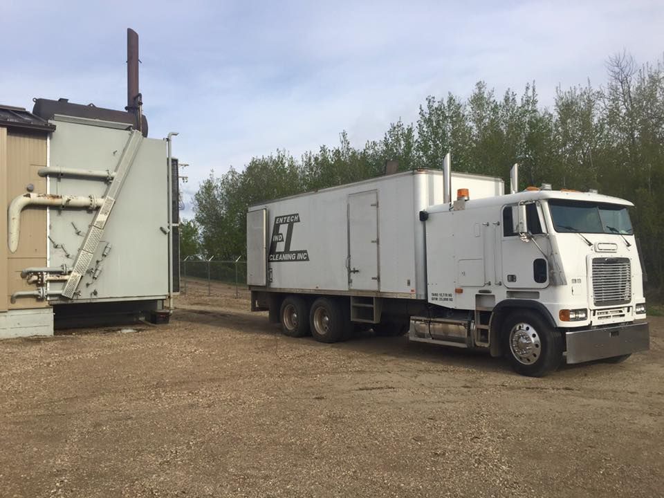 A white truck with the letter t on the side
